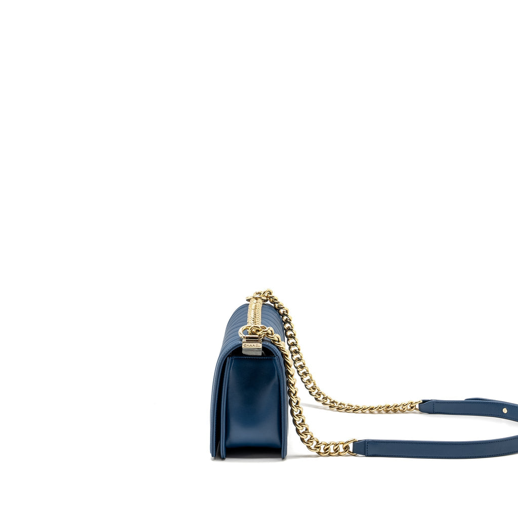 MEDIUM CHEVRON BOY BAG CALFSKIN BLUE GHW