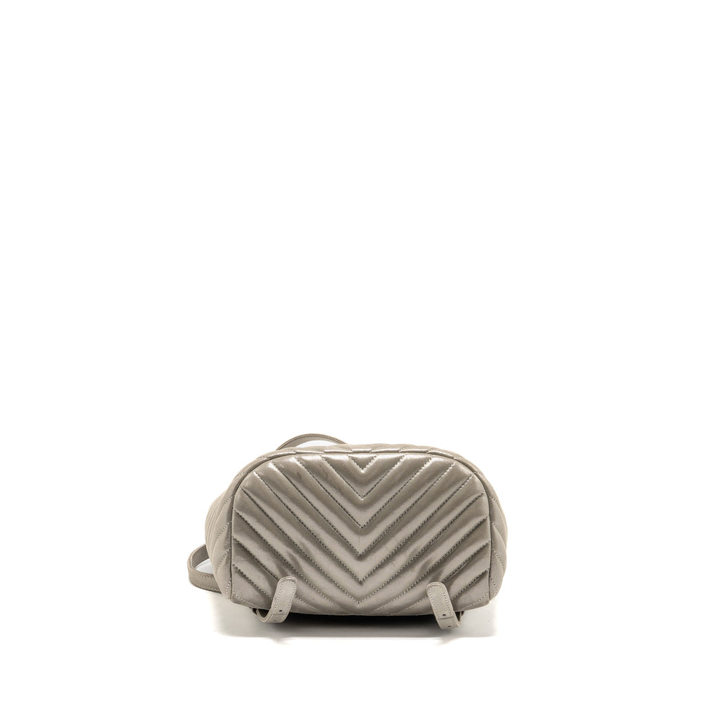 SMALL URBAN SPIRIT BACKPACK CHEVRON CALFSKIN IRIDESCENT LIGHT GREY RUTHENIUM HARDWARE