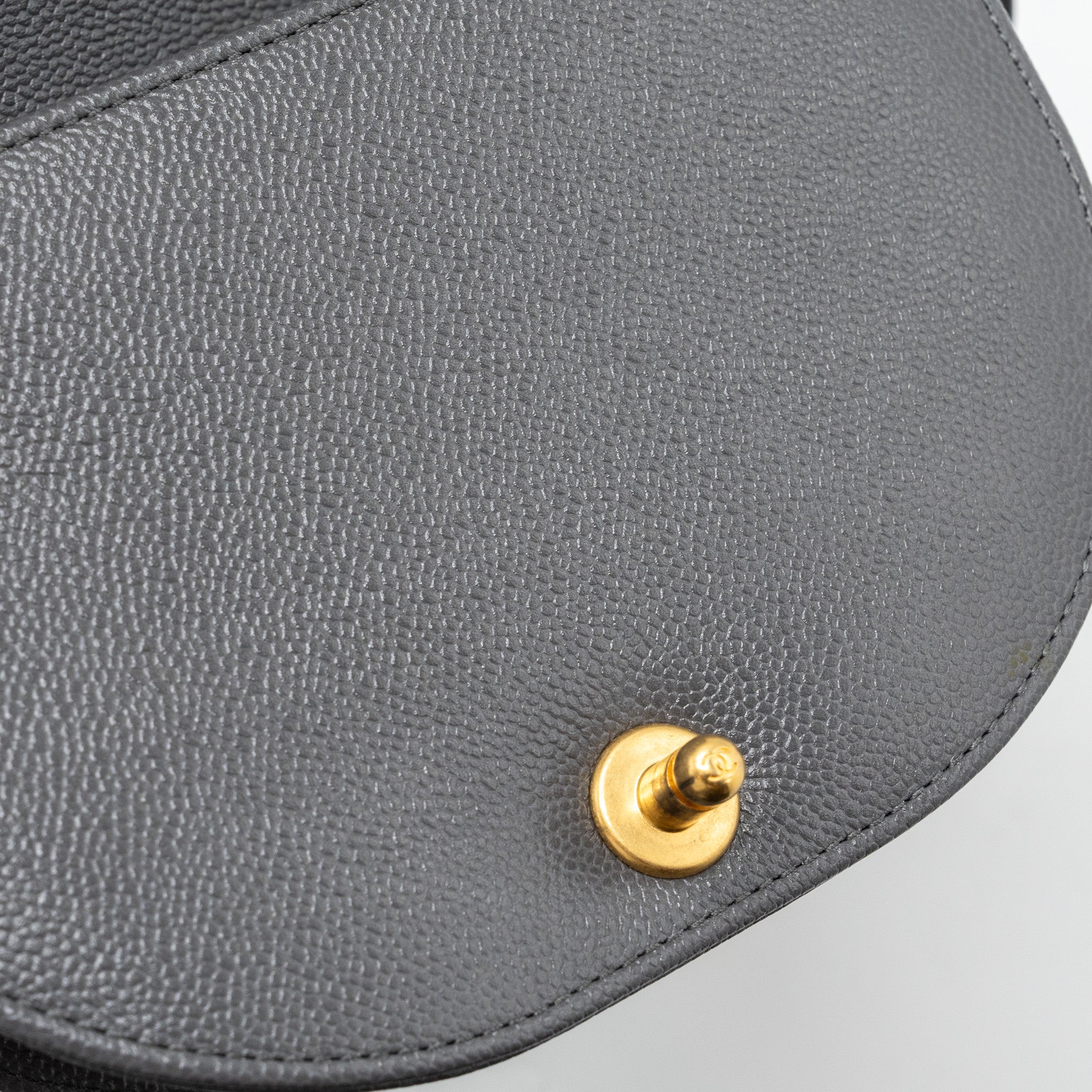 22A ROUND BOY MESSENGER BAG CAVIAR GREY GHW(MICROCHIP)