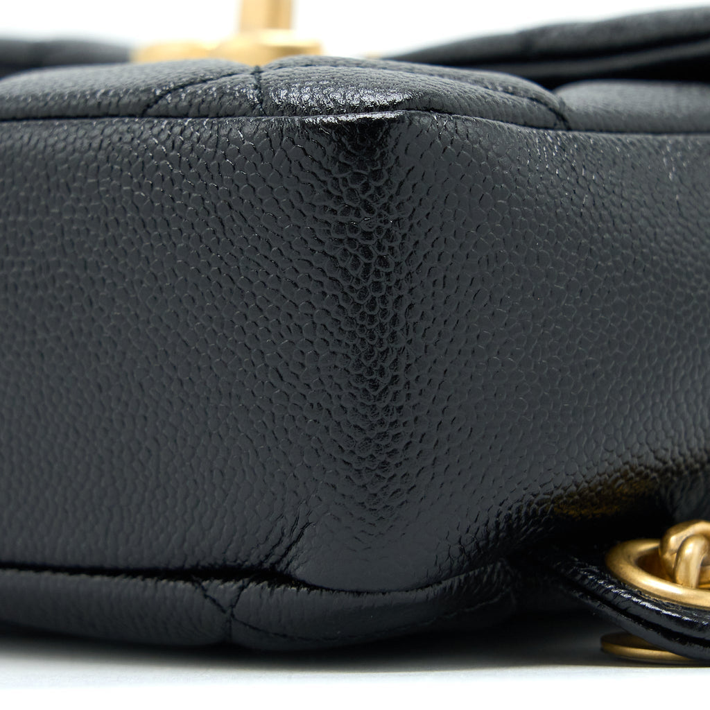 22P FLAP BACKPACK CAVIAR BLACK BRUSHED GHW (MICROCHIP)