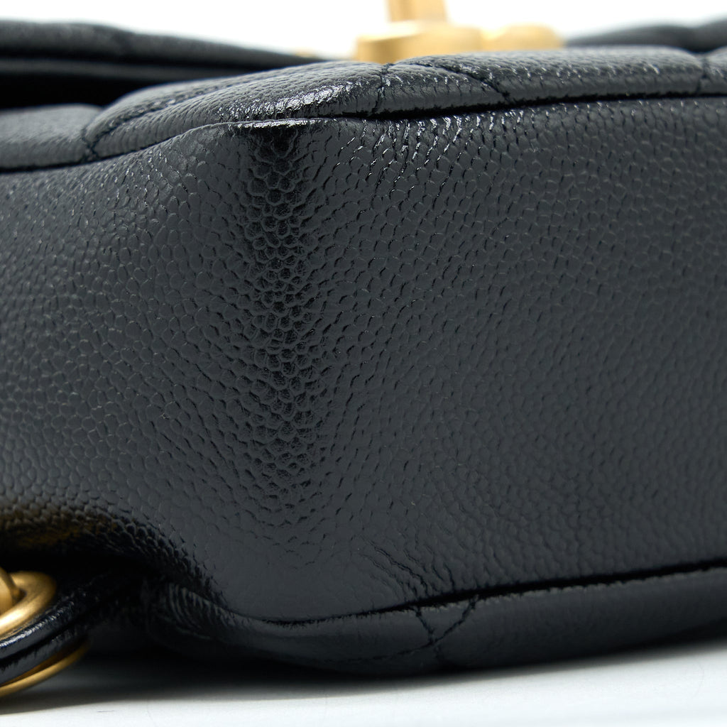 22P FLAP BACKPACK CAVIAR BLACK BRUSHED GHW (MICROCHIP)