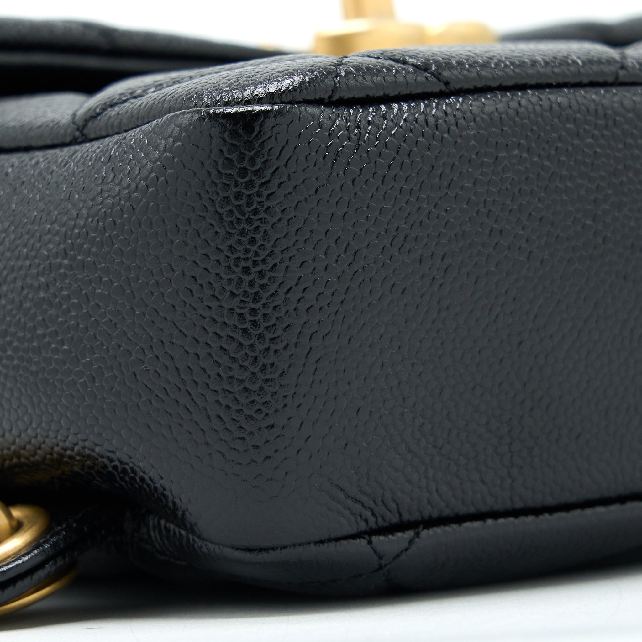 22P FLAP BACKPACK CAVIAR BLACK BRUSHED GHW (MICROCHIP)