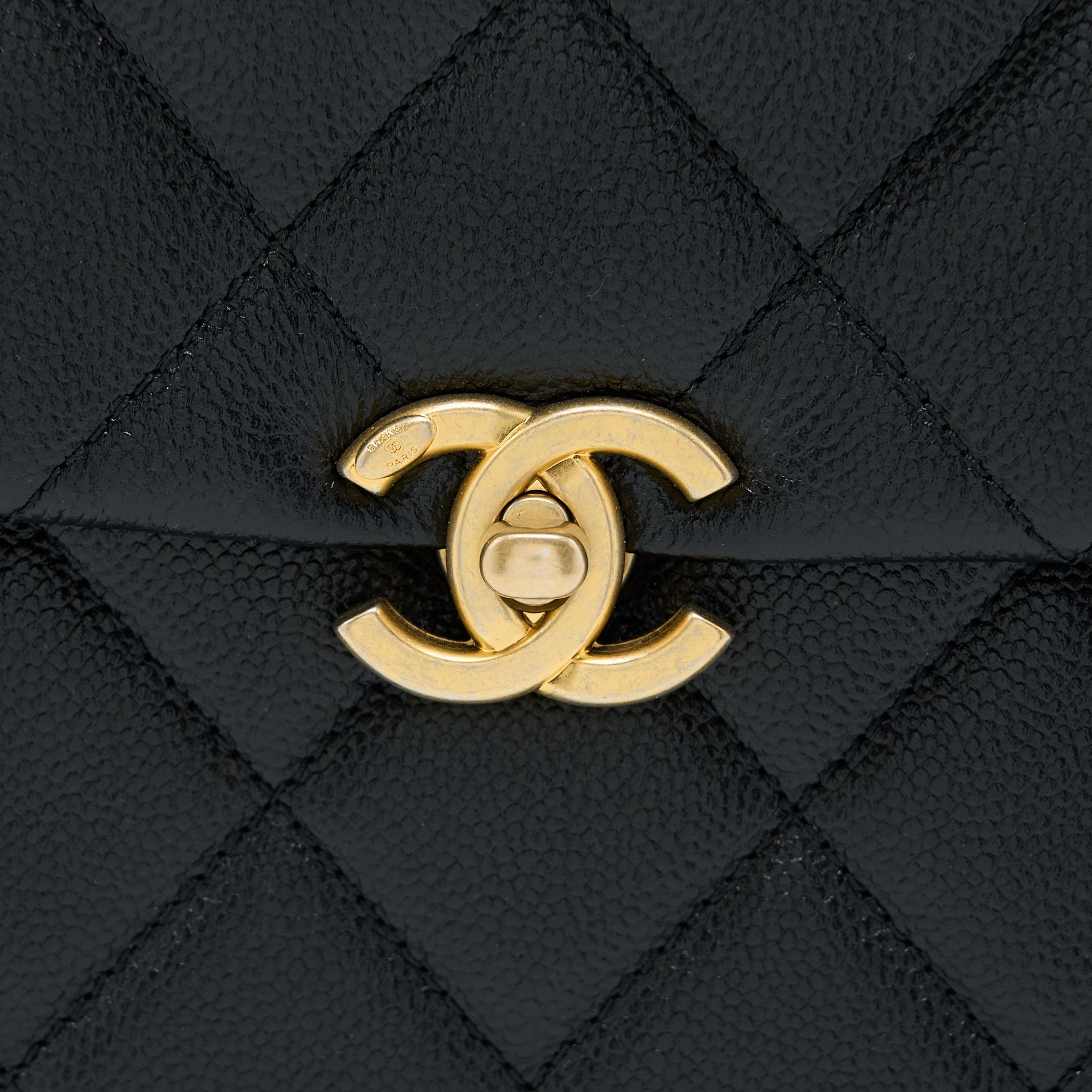 22P FLAP BACKPACK CAVIAR BLACK BRUSHED GHW (MICROCHIP)