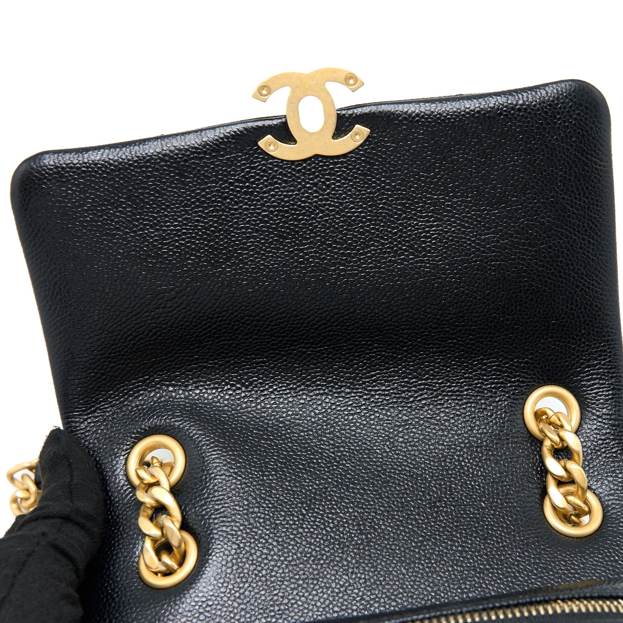 22P FLAP BACKPACK CAVIAR BLACK BRUSHED GHW (MICROCHIP)