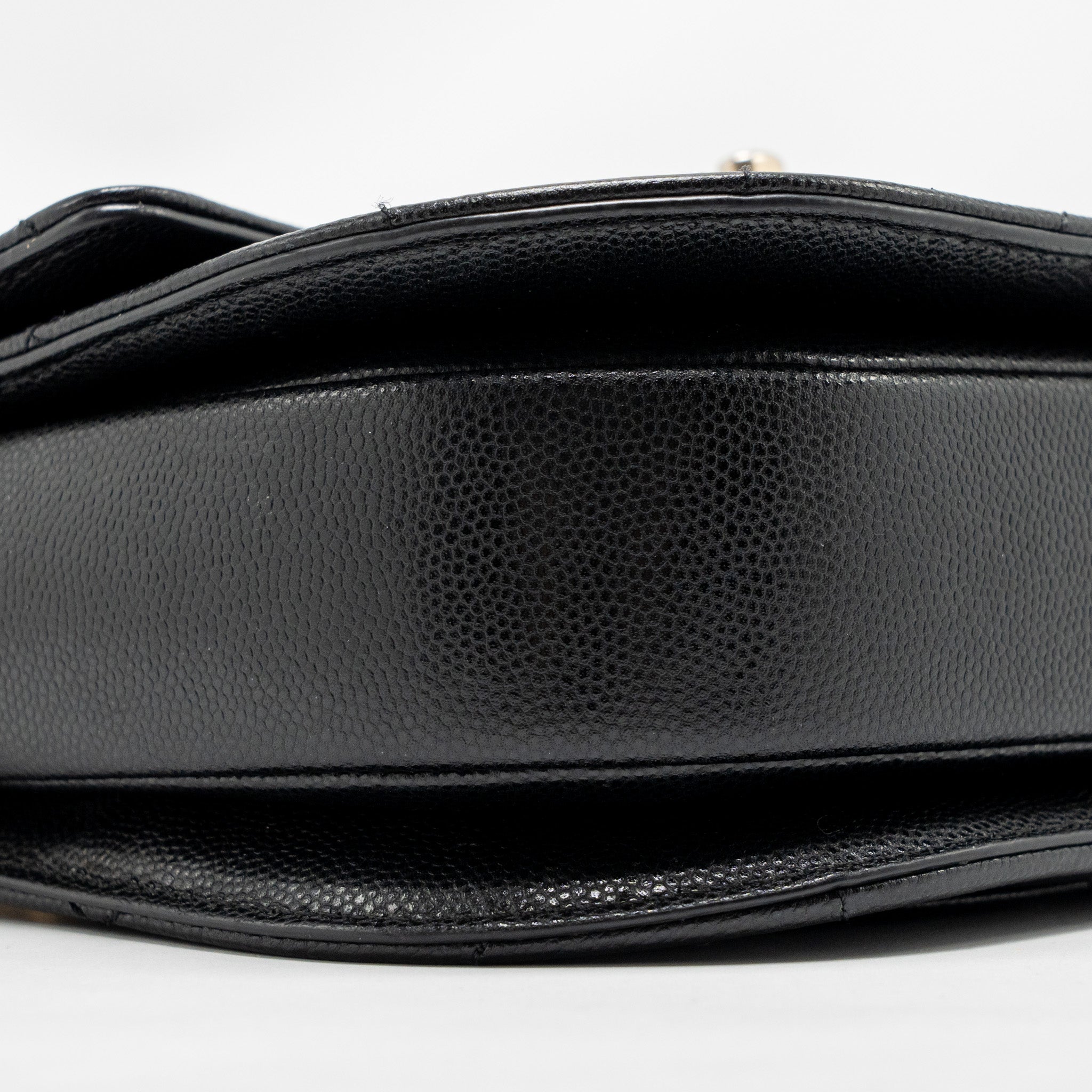 22B ROUND MESSENGER BAG CAVIAR BLACK GHW (MICROCHIP)