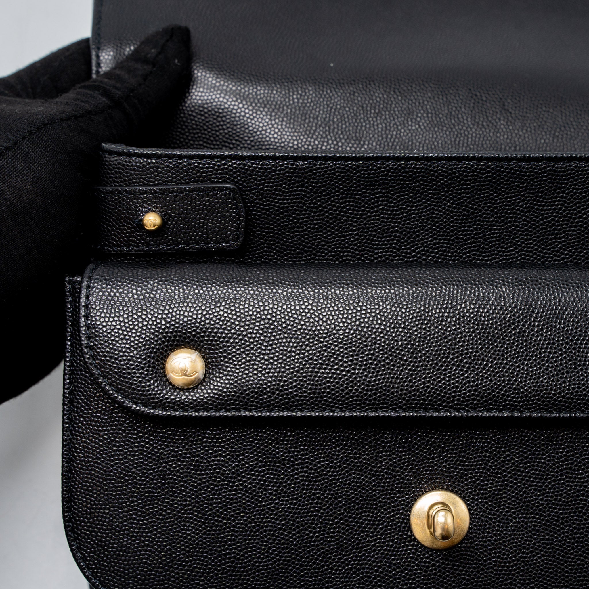MESSENGER BAG CAVIAR BLACK BRUSHED GHW (MICROCHIP)