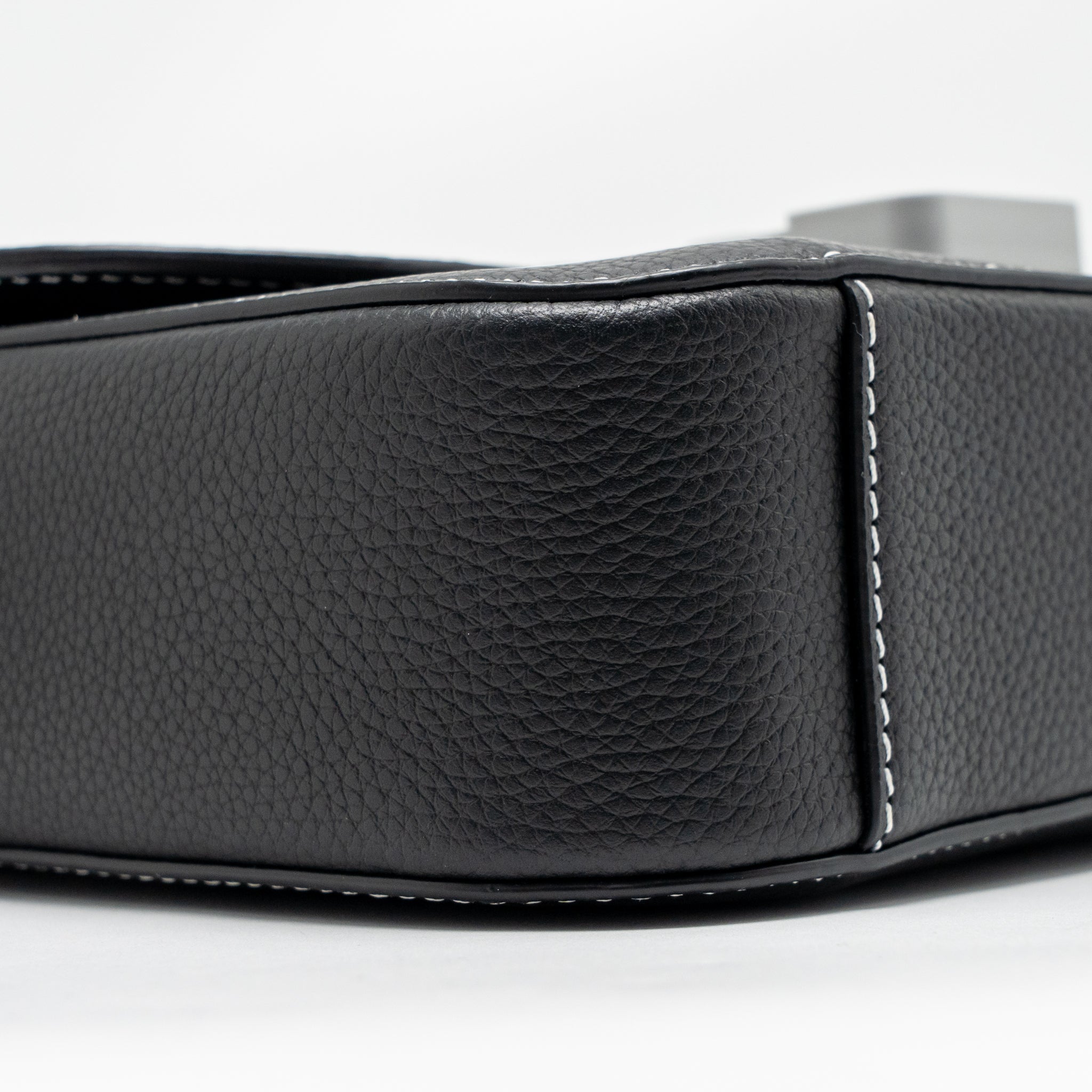 MEDIUM SADDLE FLAP MESSENGER BAG GRAINED CALFSKIN BLACK GHW