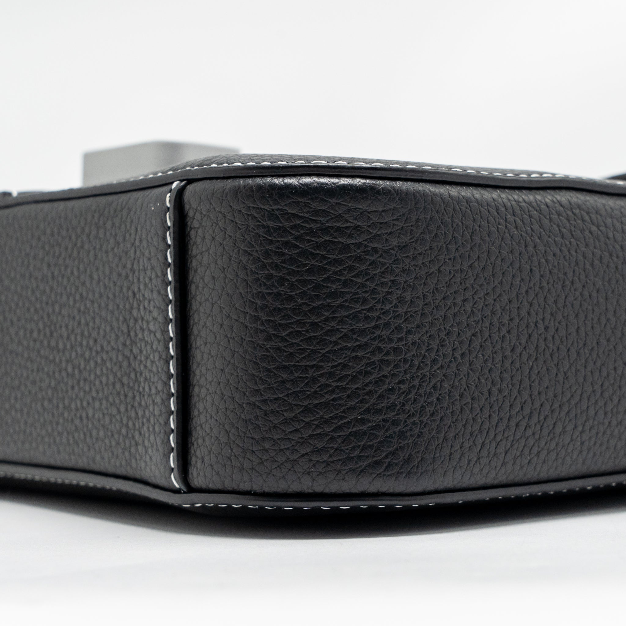 MEDIUM SADDLE FLAP MESSENGER BAG GRAINED CALFSKIN BLACK GHW