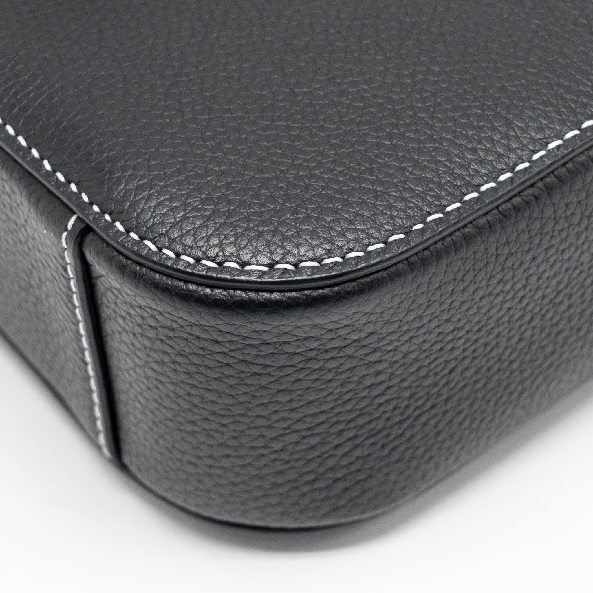 MEDIUM SADDLE FLAP MESSENGER BAG GRAINED CALFSKIN BLACK GHW