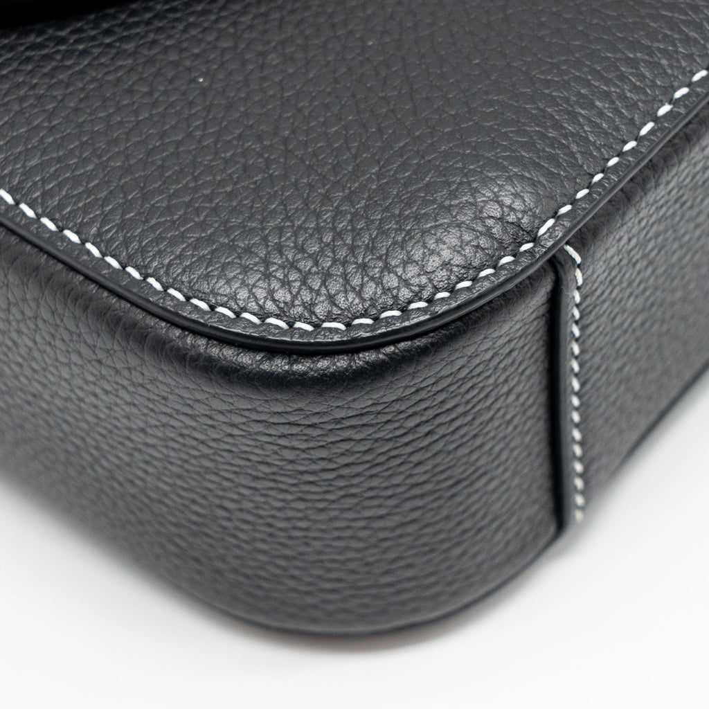MEDIUM SADDLE FLAP MESSENGER BAG GRAINED CALFSKIN BLACK GHW