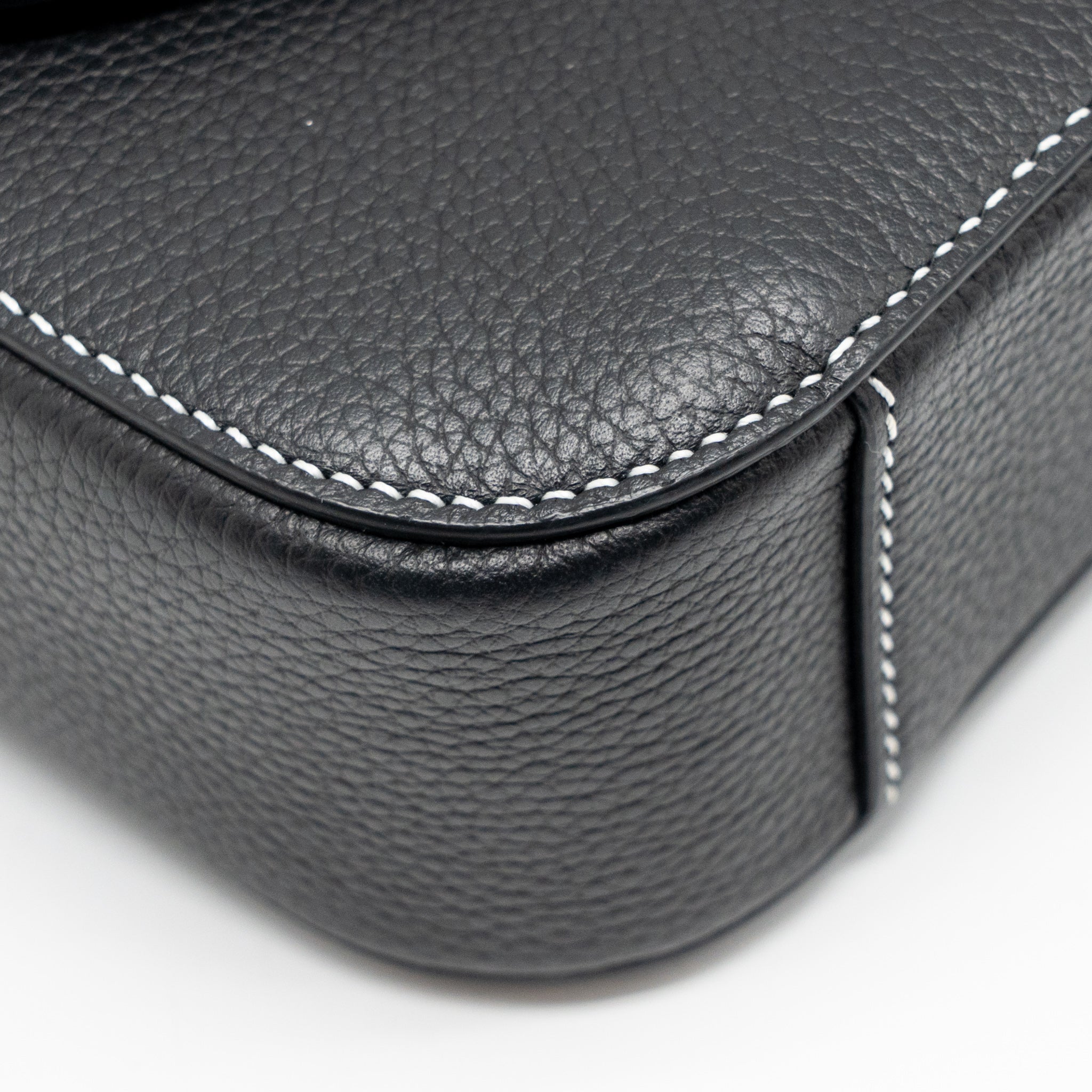 MEDIUM SADDLE FLAP MESSENGER BAG GRAINED CALFSKIN BLACK GHW