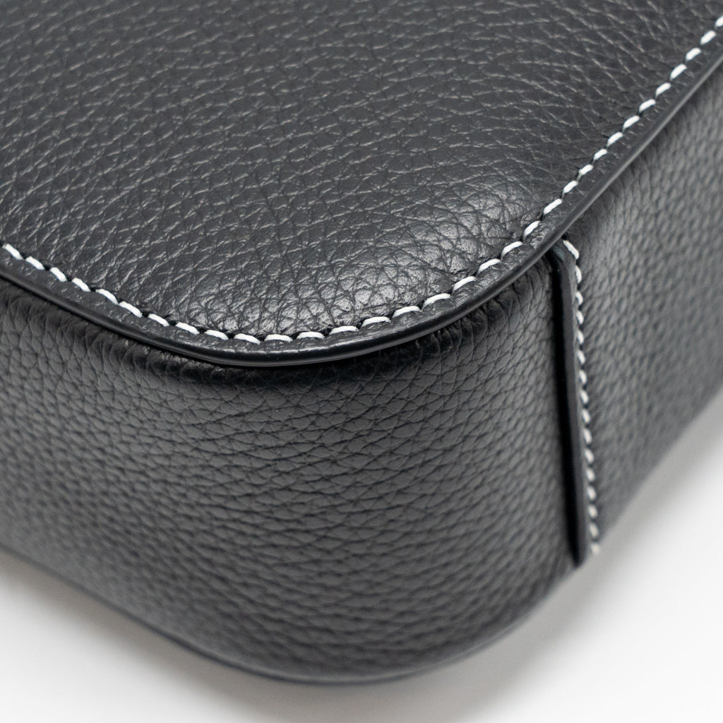MEDIUM SADDLE FLAP MESSENGER BAG GRAINED CALFSKIN BLACK GHW