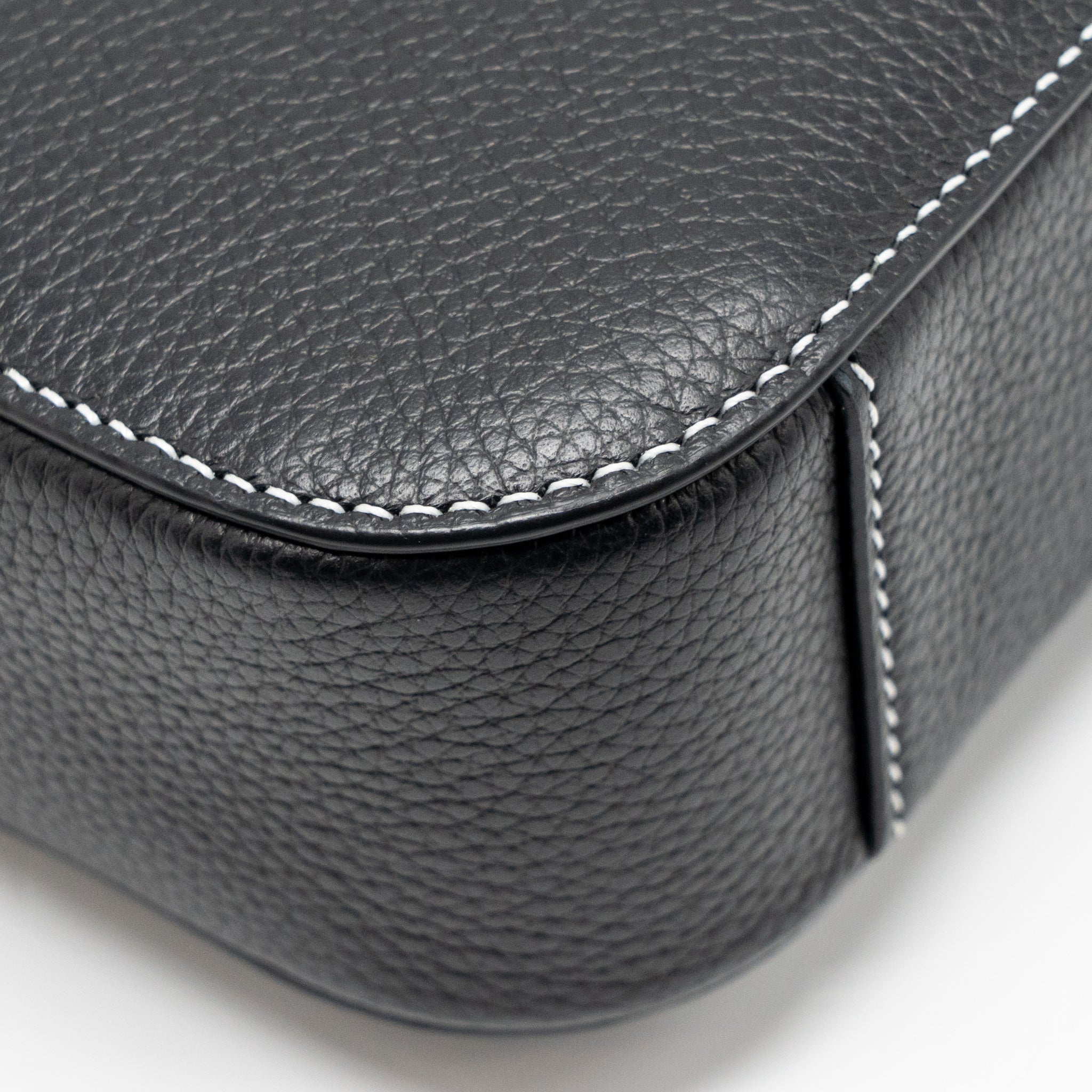 MEDIUM SADDLE FLAP MESSENGER BAG GRAINED CALFSKIN BLACK GHW
