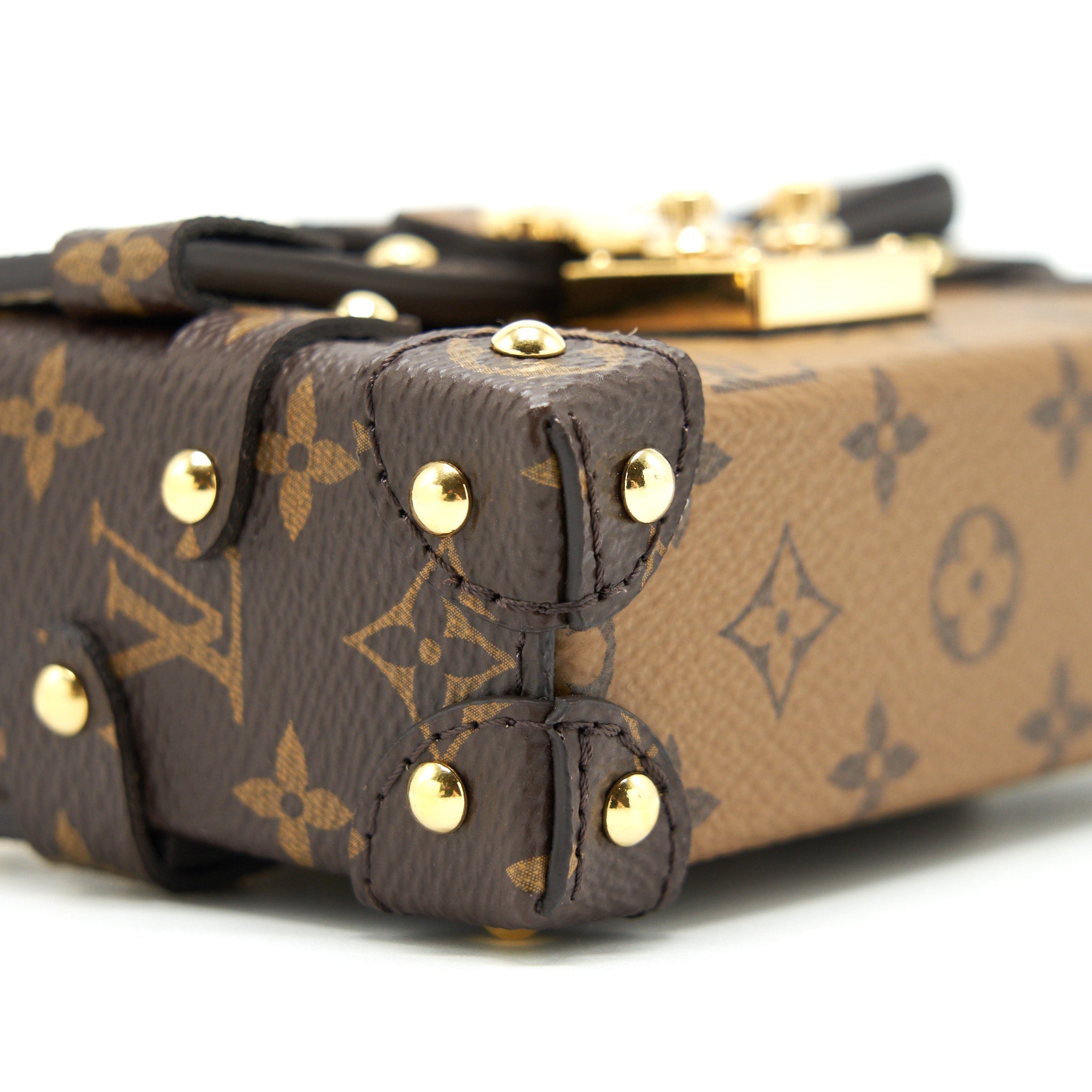 ESSENTIAL TRUNK WITH CHAIN REVERSE MONOGRAM