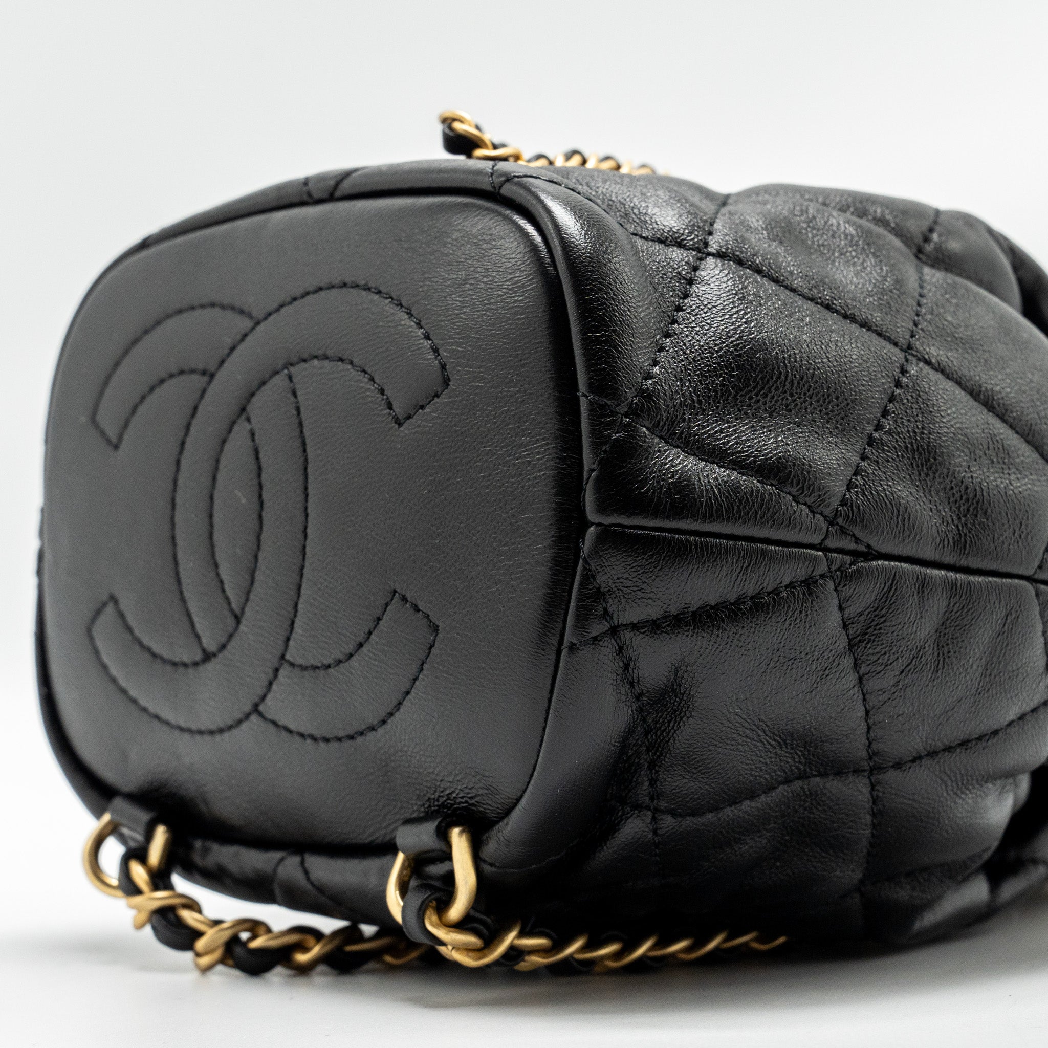 22S CANDY CHAINS MINI BUCKET BACKPACK LAMBSKIN BLACK GHW (MICROCHIP)