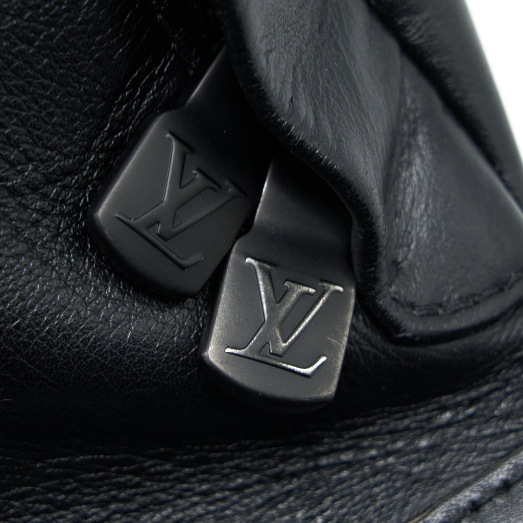 DISCOVERY BUMBAG PM MONOGRAM SHADOW CALFSKIN BLACK/BLACK HARDWARE