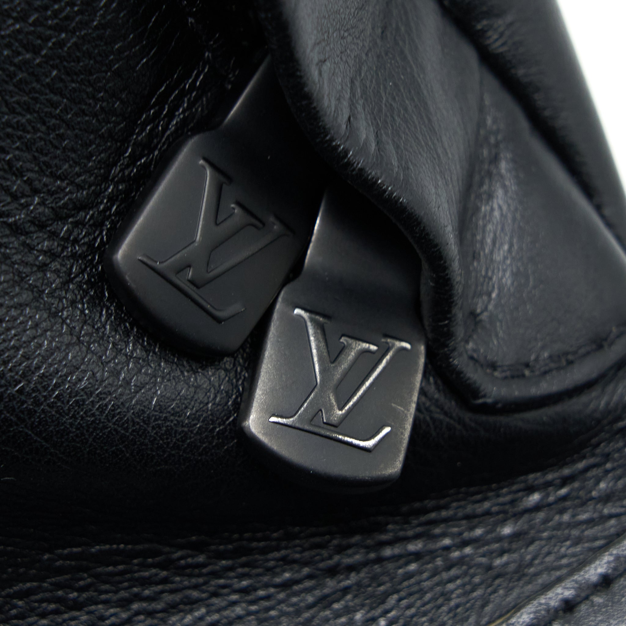 DISCOVERY BUMBAG PM MONOGRAM SHADOW CALFSKIN BLACK/BLACK HARDWARE
