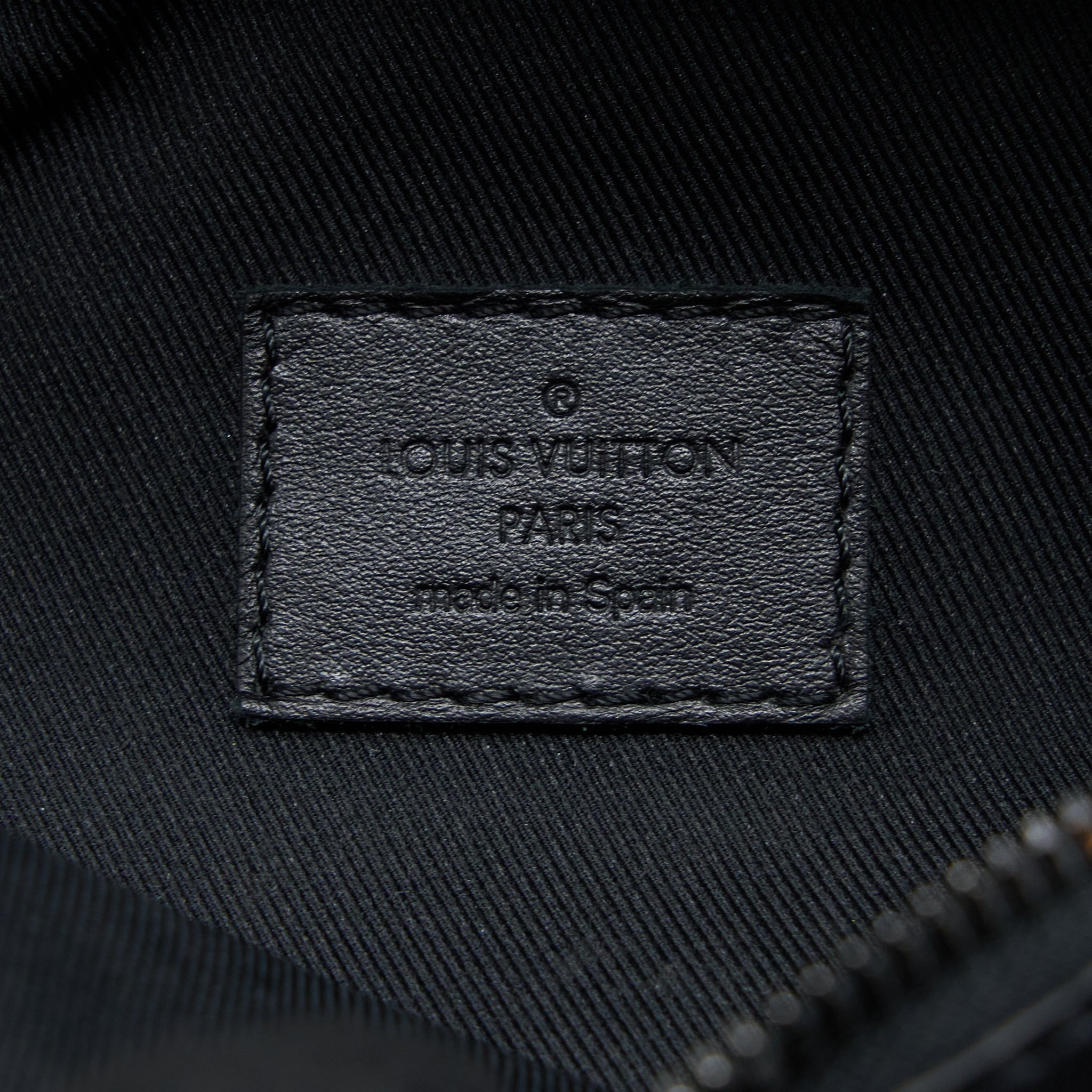 DISCOVERY BUMBAG PM MONOGRAM SHADOW CALFSKIN BLACK/BLACK HARDWARE
