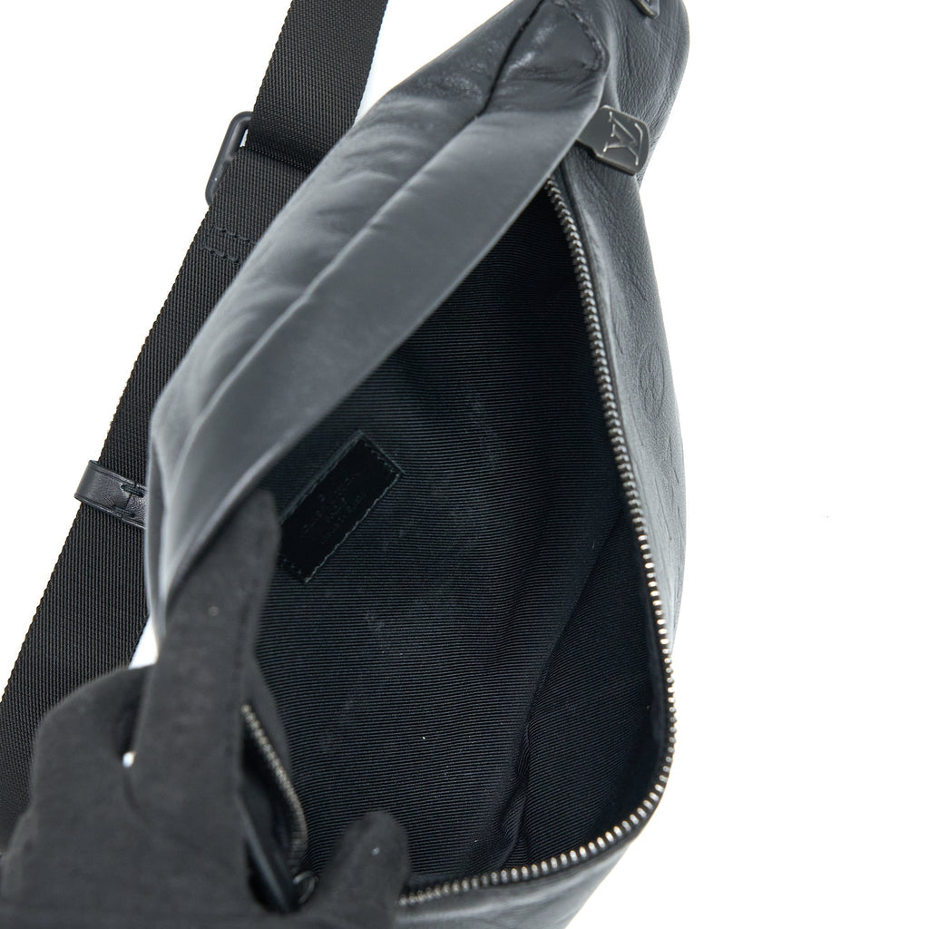 DISCOVERY BUMBAG PM MONOGRAM SHADOW CALFSKIN BLACK/BLACK HARDWARE