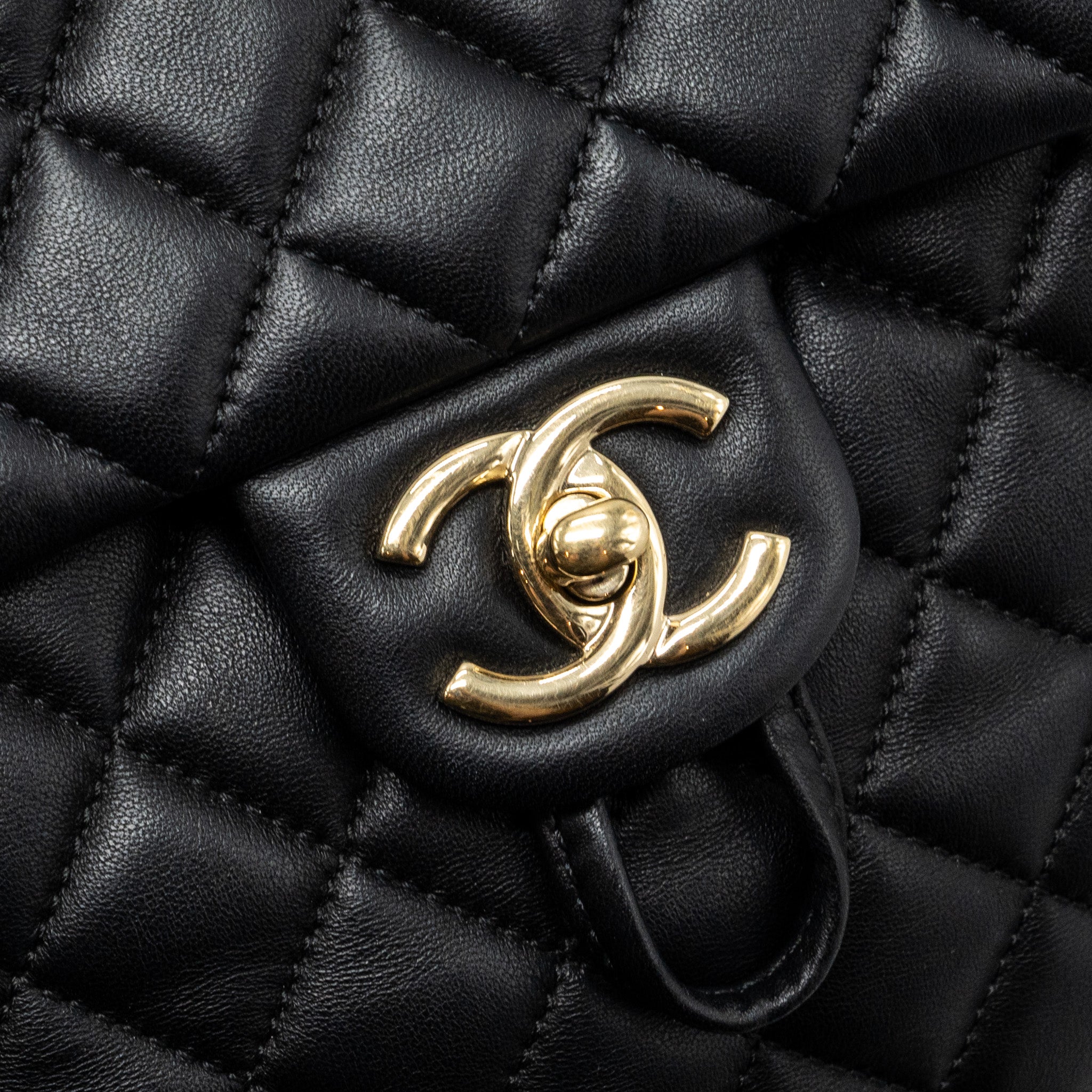 QUILTED FLAP BACKPACK LAMBSKIN BLACK GHW