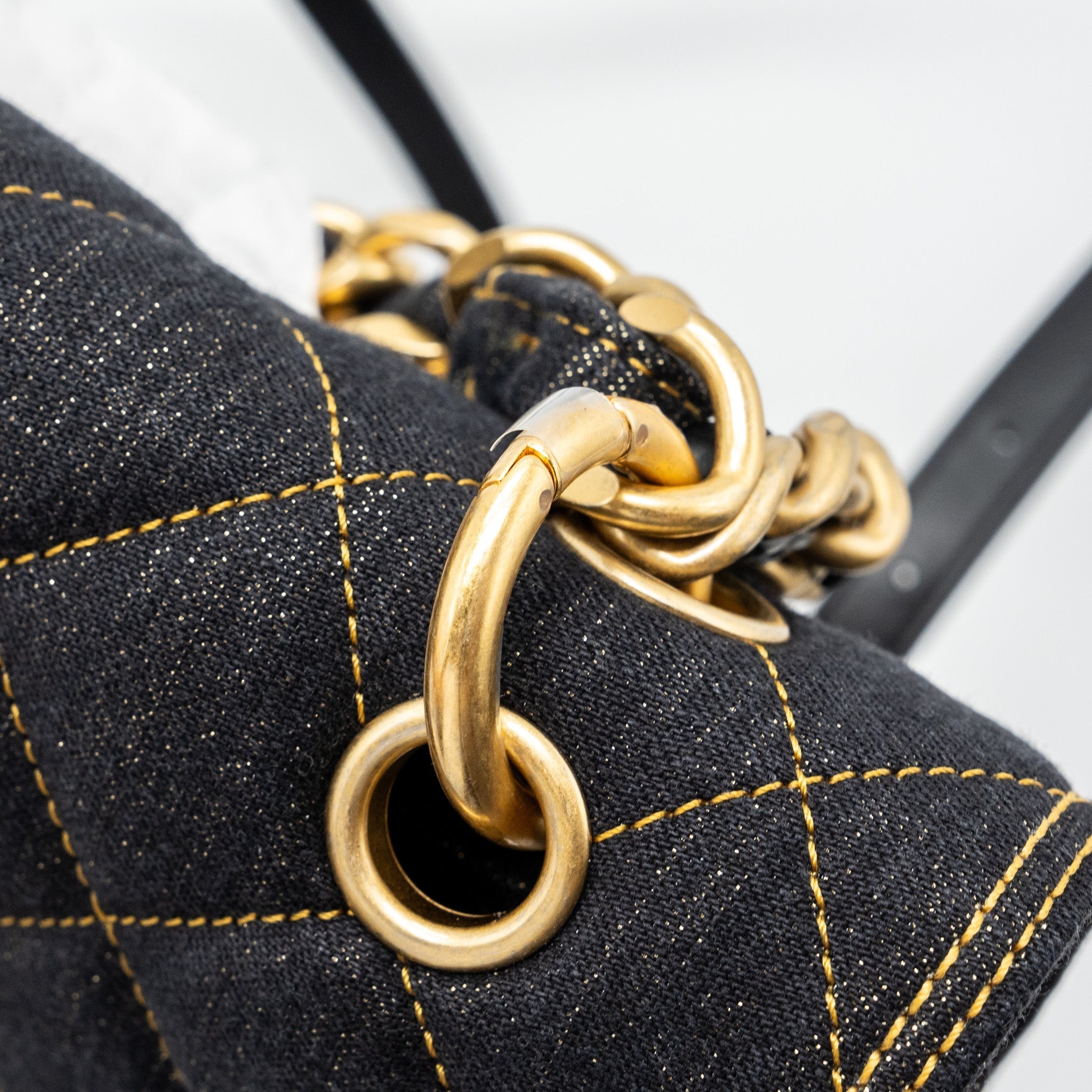 23S FLAP BACKPACK DENIM DARK BLUE BRUSHED GHW (MICROCHIP)