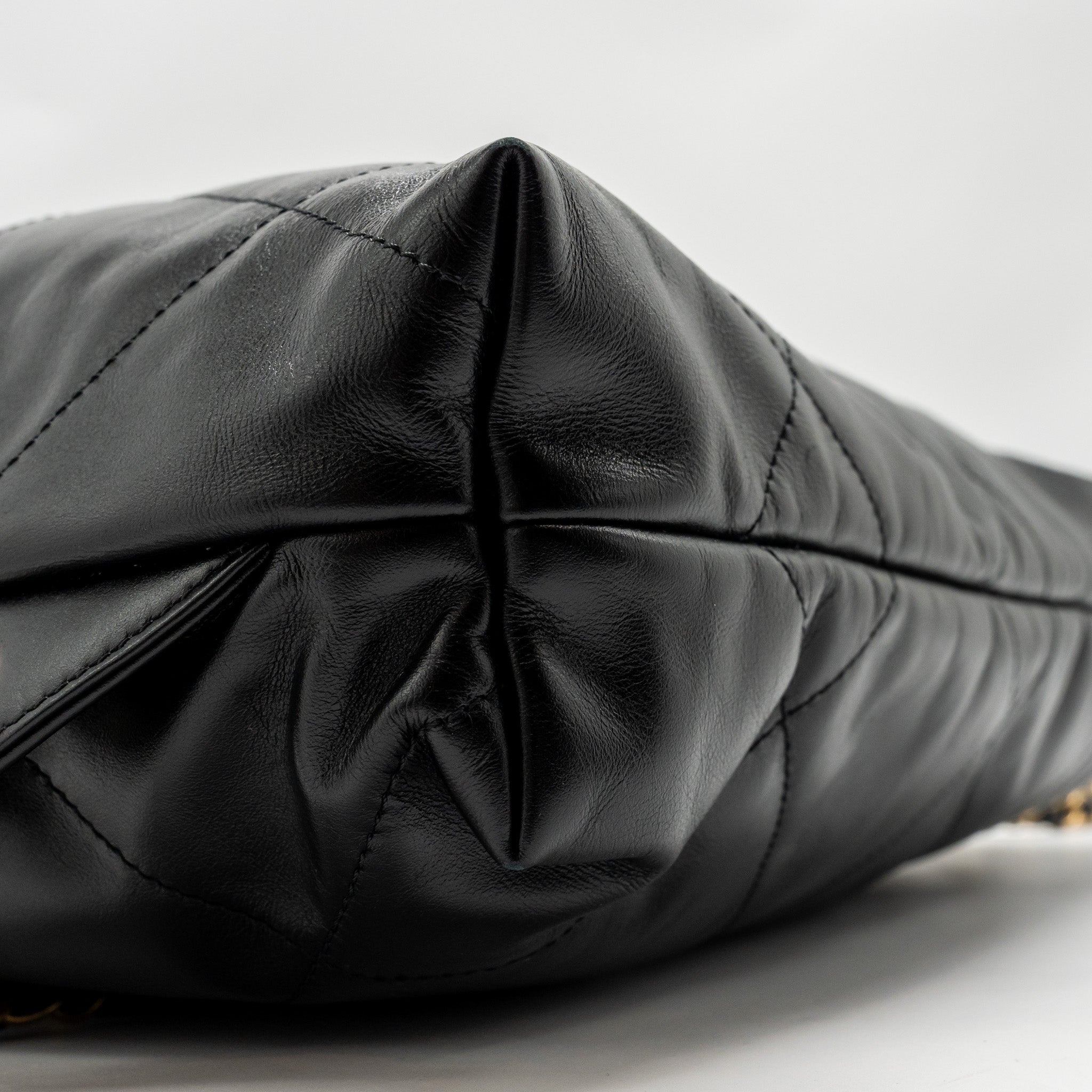 LARGE 22 BACKPACK GOLD LETTER LOGO SHINY CALFSKIN BLACK GHW(MICROCHIP)