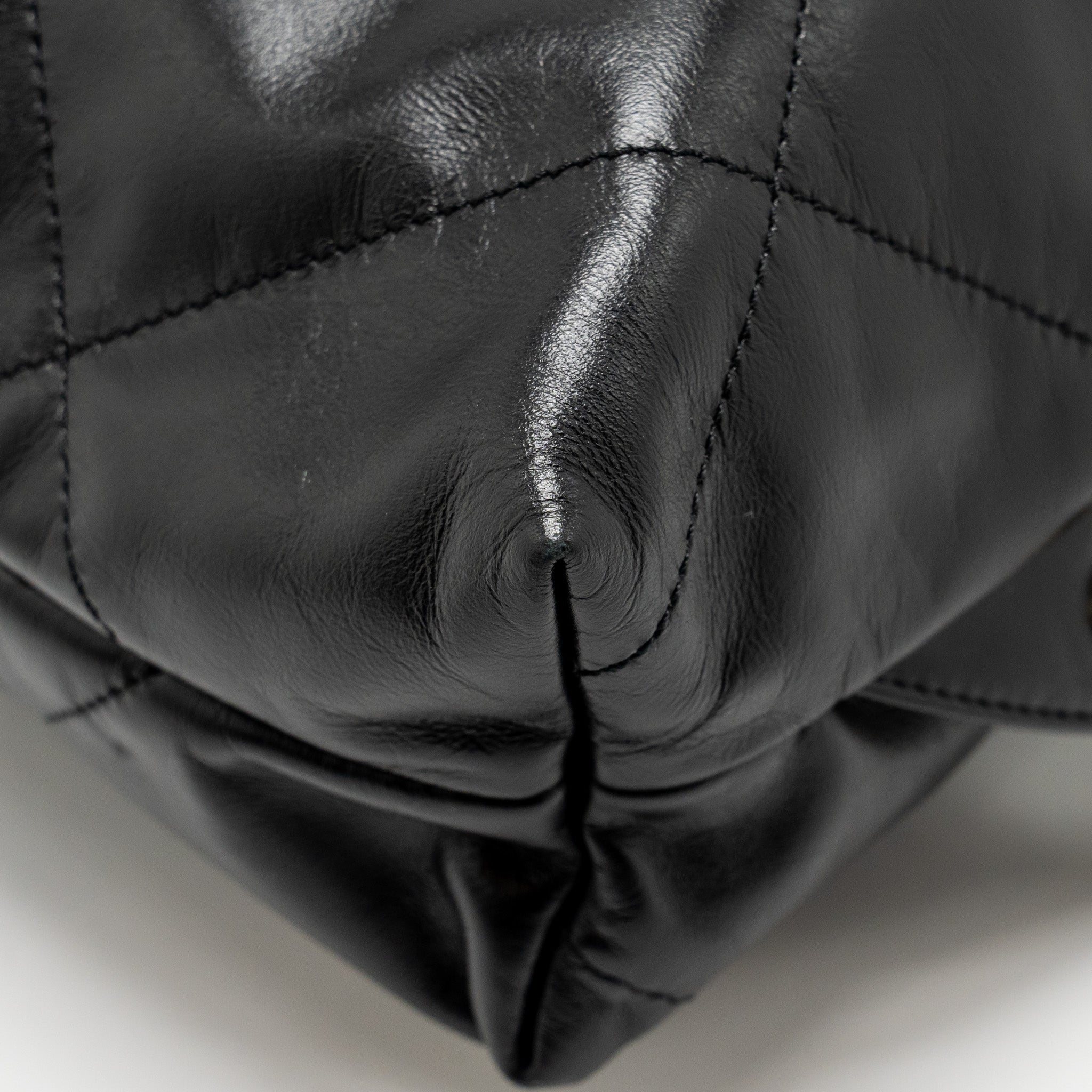 LARGE 22 BACKPACK GOLD LETTER LOGO SHINY CALFSKIN BLACK GHW(MICROCHIP)