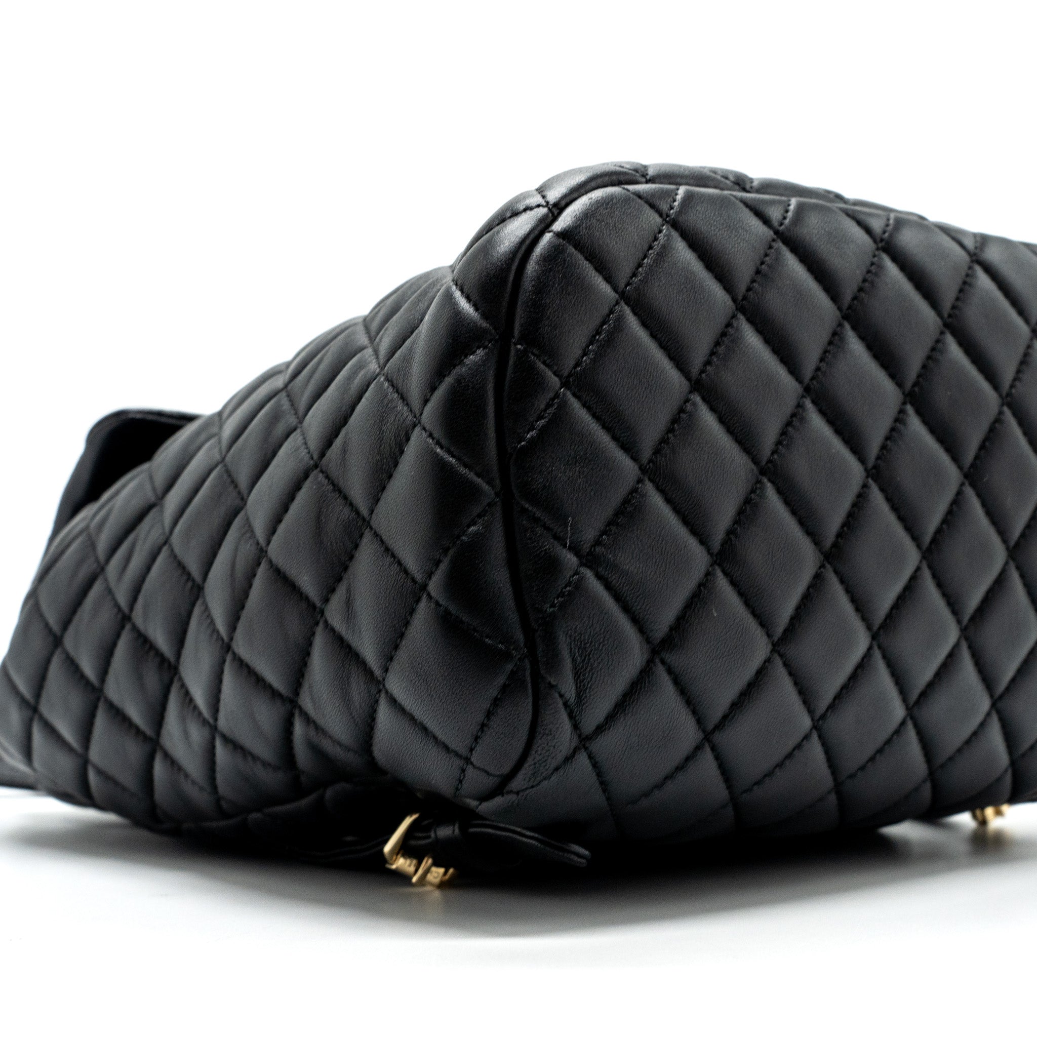 QUILTED FLAP BACKPACK LAMBSKIN BLACK GHW
