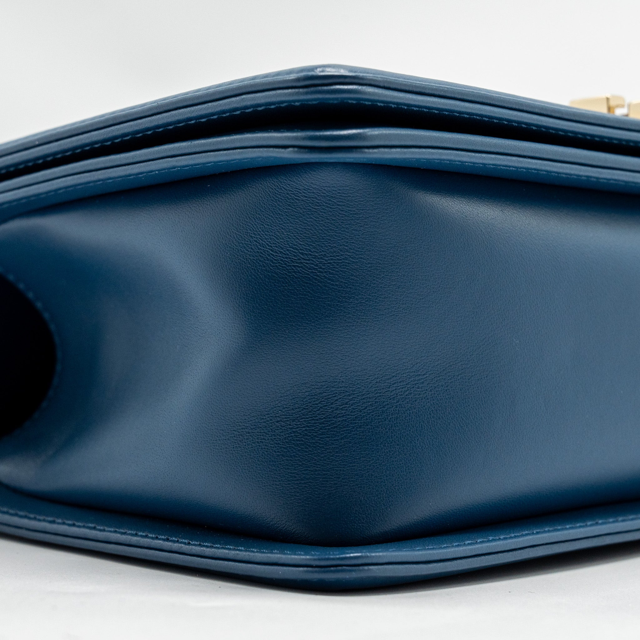 MEDIUM CHEVRON BOY BAG CALFSKIN BLUE GHW