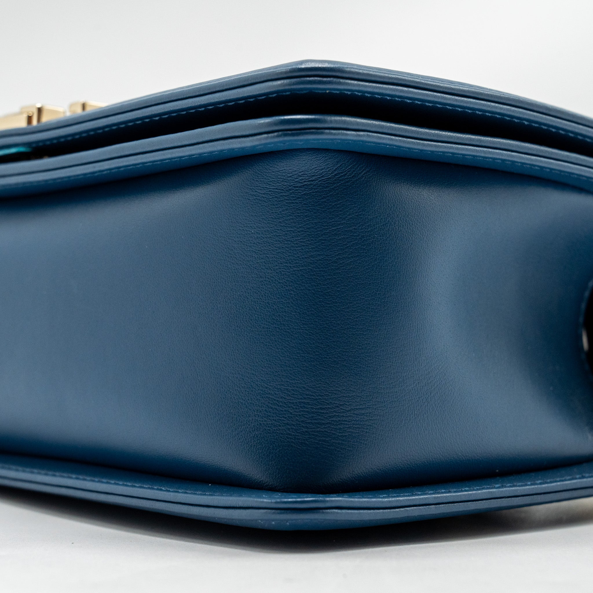 MEDIUM CHEVRON BOY BAG CALFSKIN BLUE GHW