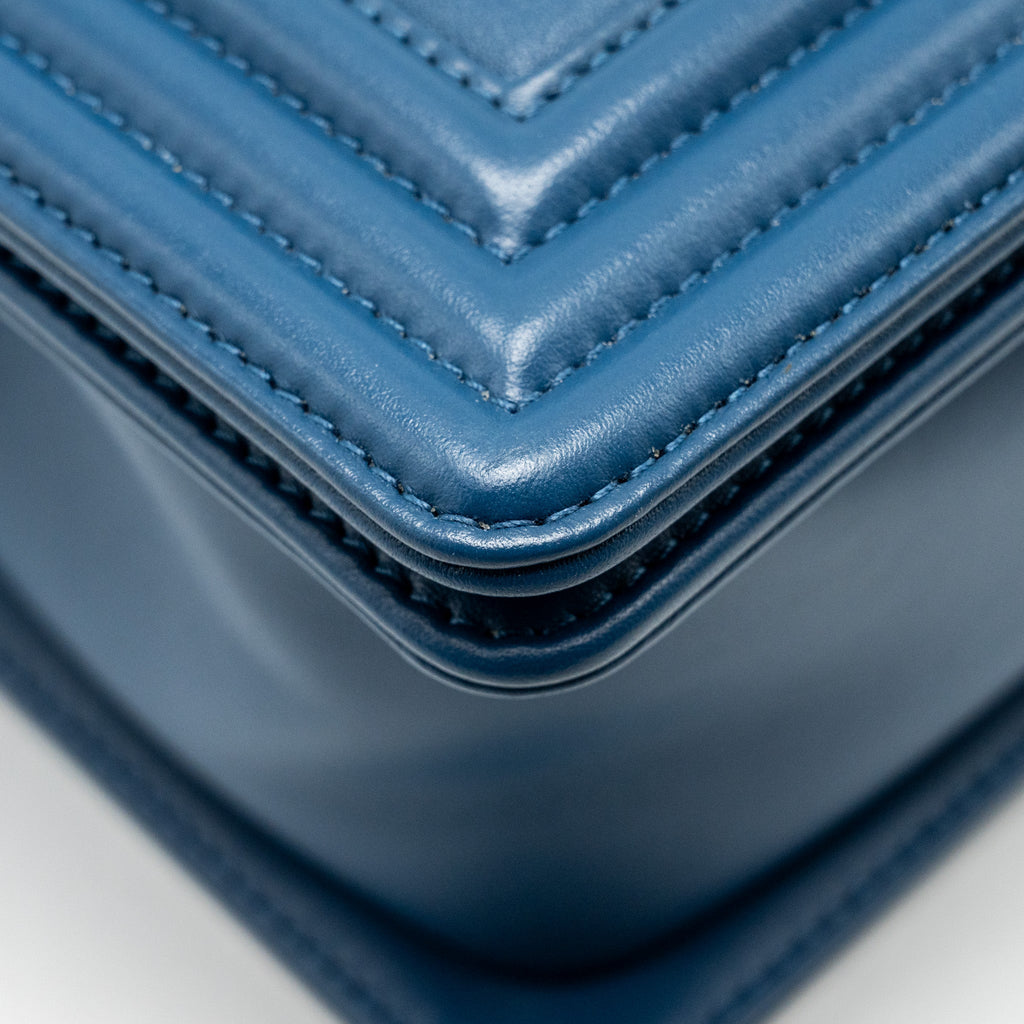 MEDIUM CHEVRON BOY BAG CALFSKIN BLUE GHW