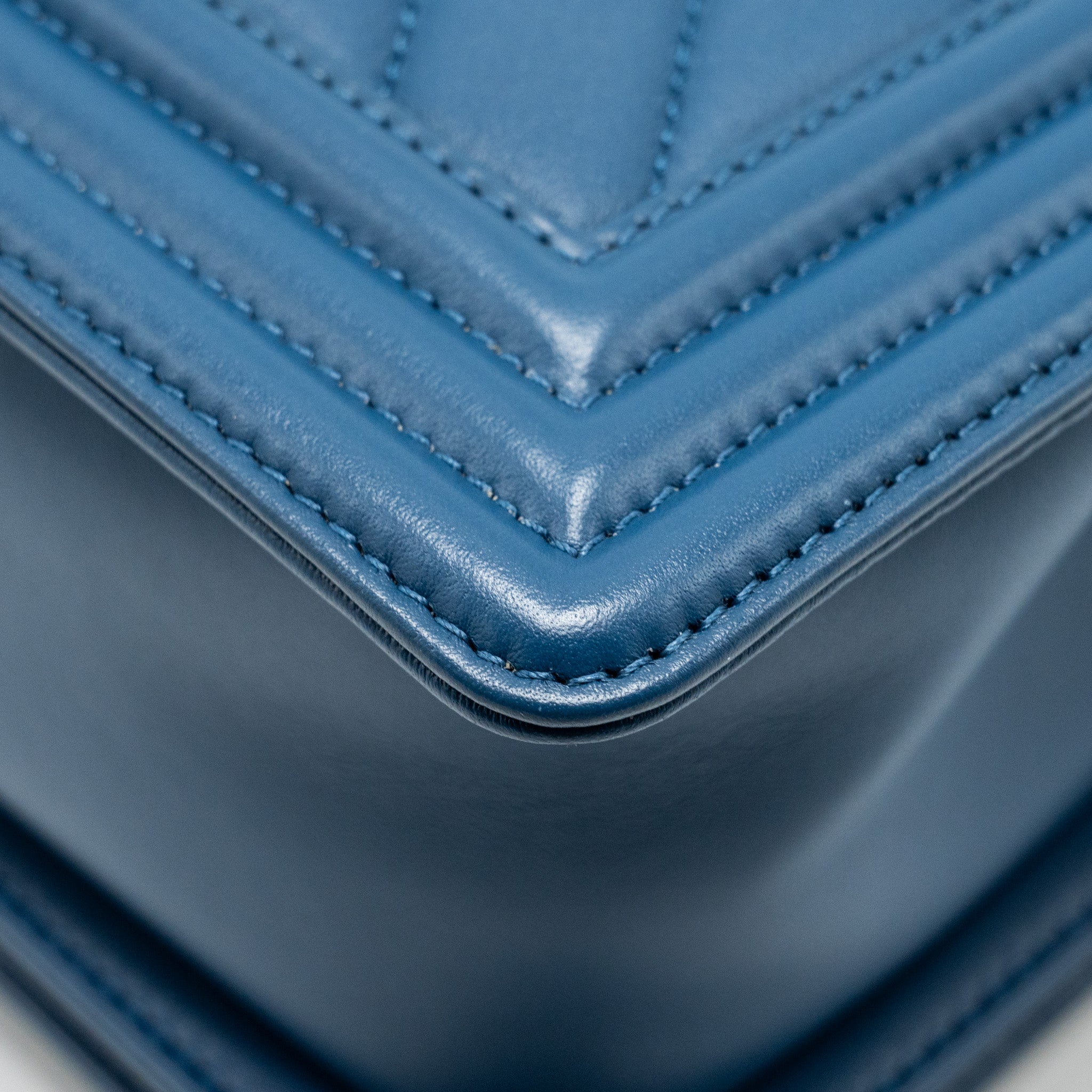 MEDIUM CHEVRON BOY BAG CALFSKIN BLUE GHW