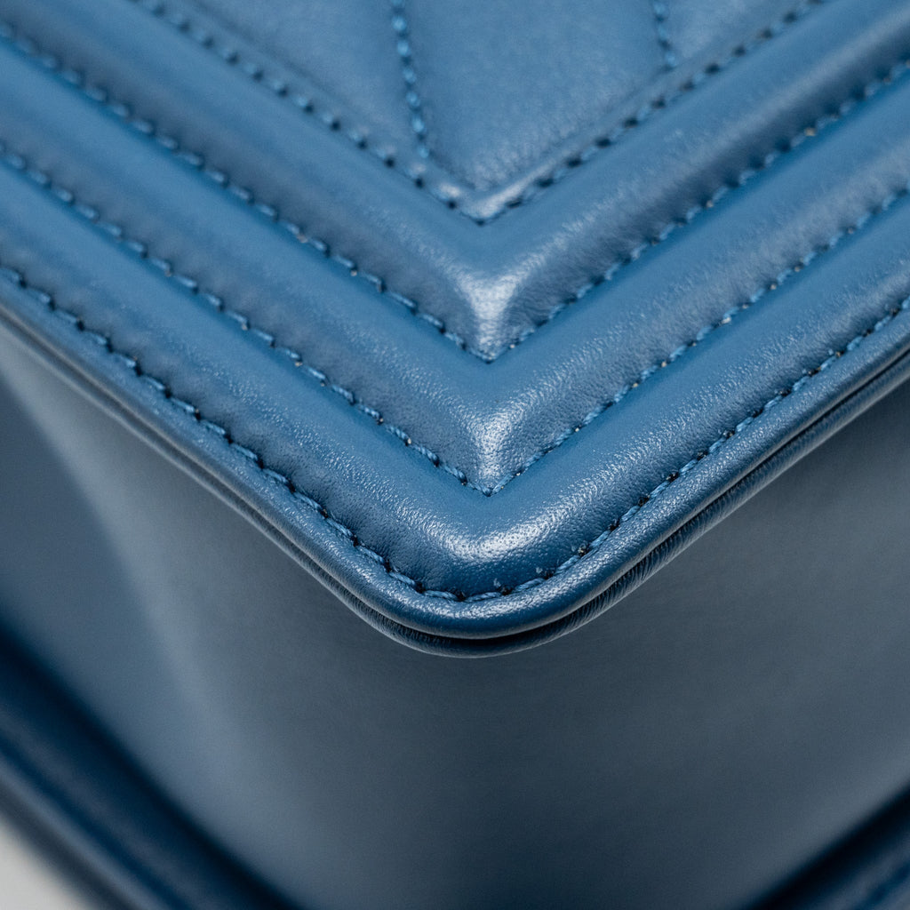 MEDIUM CHEVRON BOY BAG CALFSKIN BLUE GHW