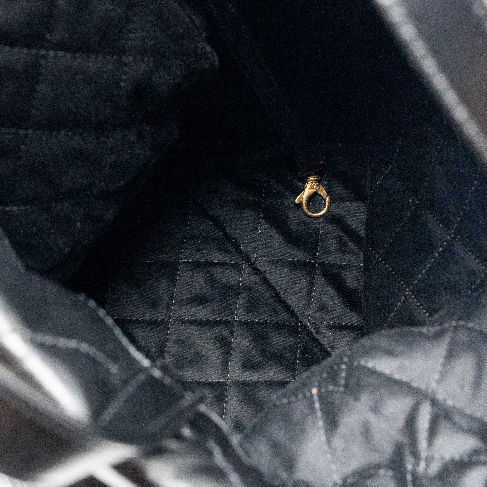 22 BACKPACK SHINY CALFSKIN  BLACK GHW (MICROCHIP)