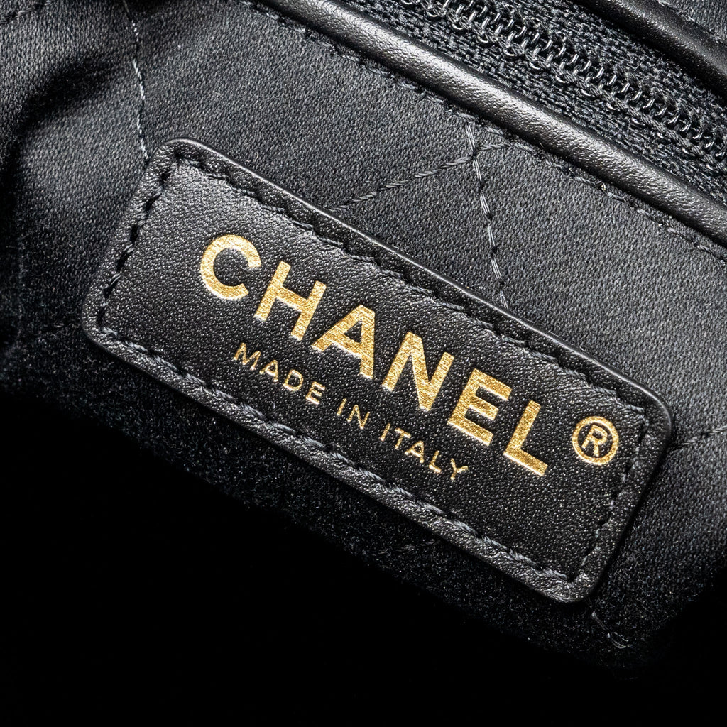 22 BACKPACK SHINY CALFSKIN  BLACK GHW (MICROCHIP)