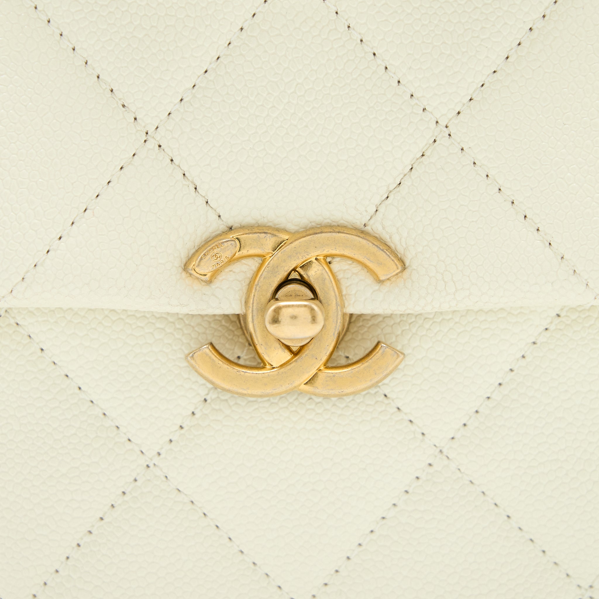 22P FLAP BACKPACK CAVIAR WHITE BRUSHED GHW (MICROCHIP)
