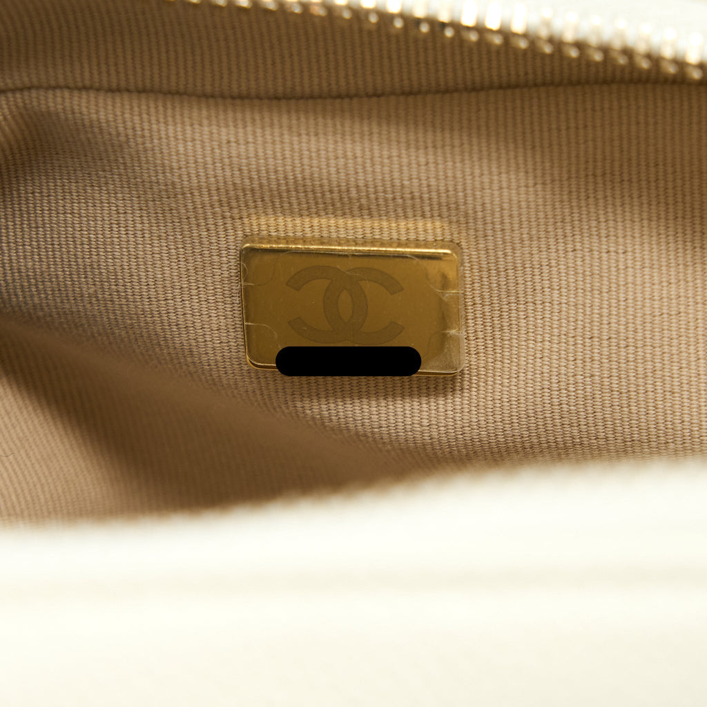22P FLAP BACKPACK CAVIAR WHITE BRUSHED GHW (MICROCHIP)