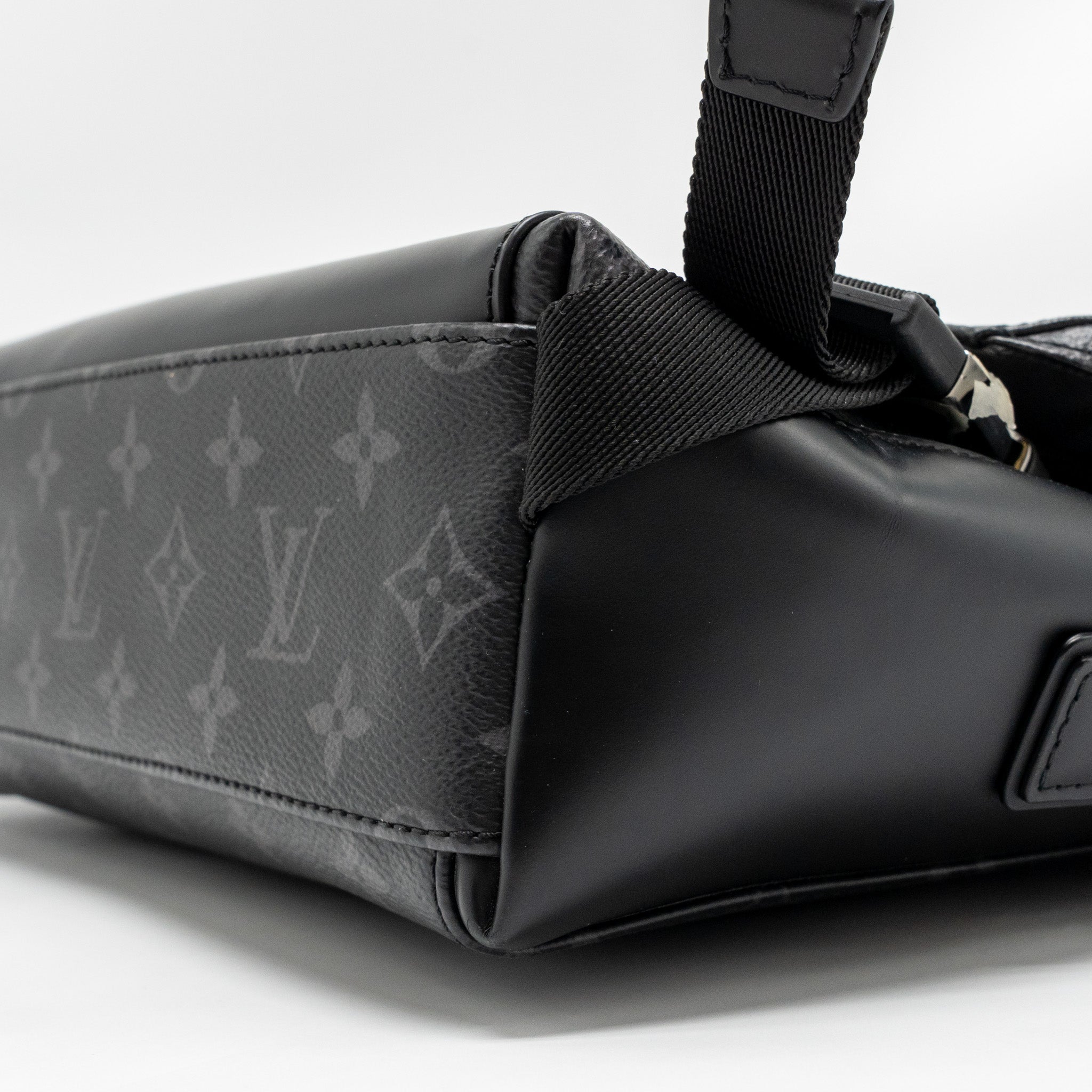 MESSENGER VOYAGER PM MONOGRAM CANVAS BLACK SHW