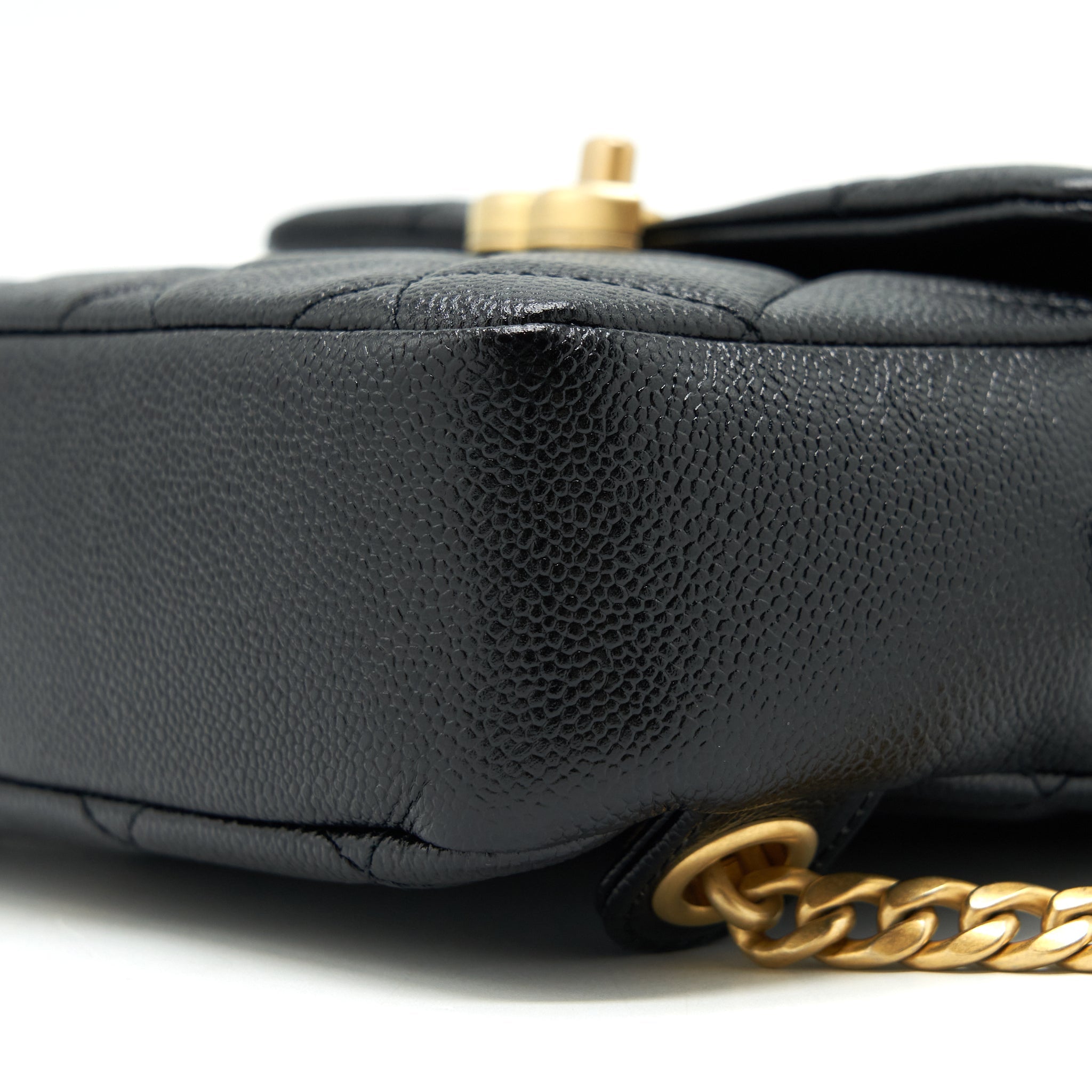 22P FLAP BACKPACK CAVIAR BLACK GHW