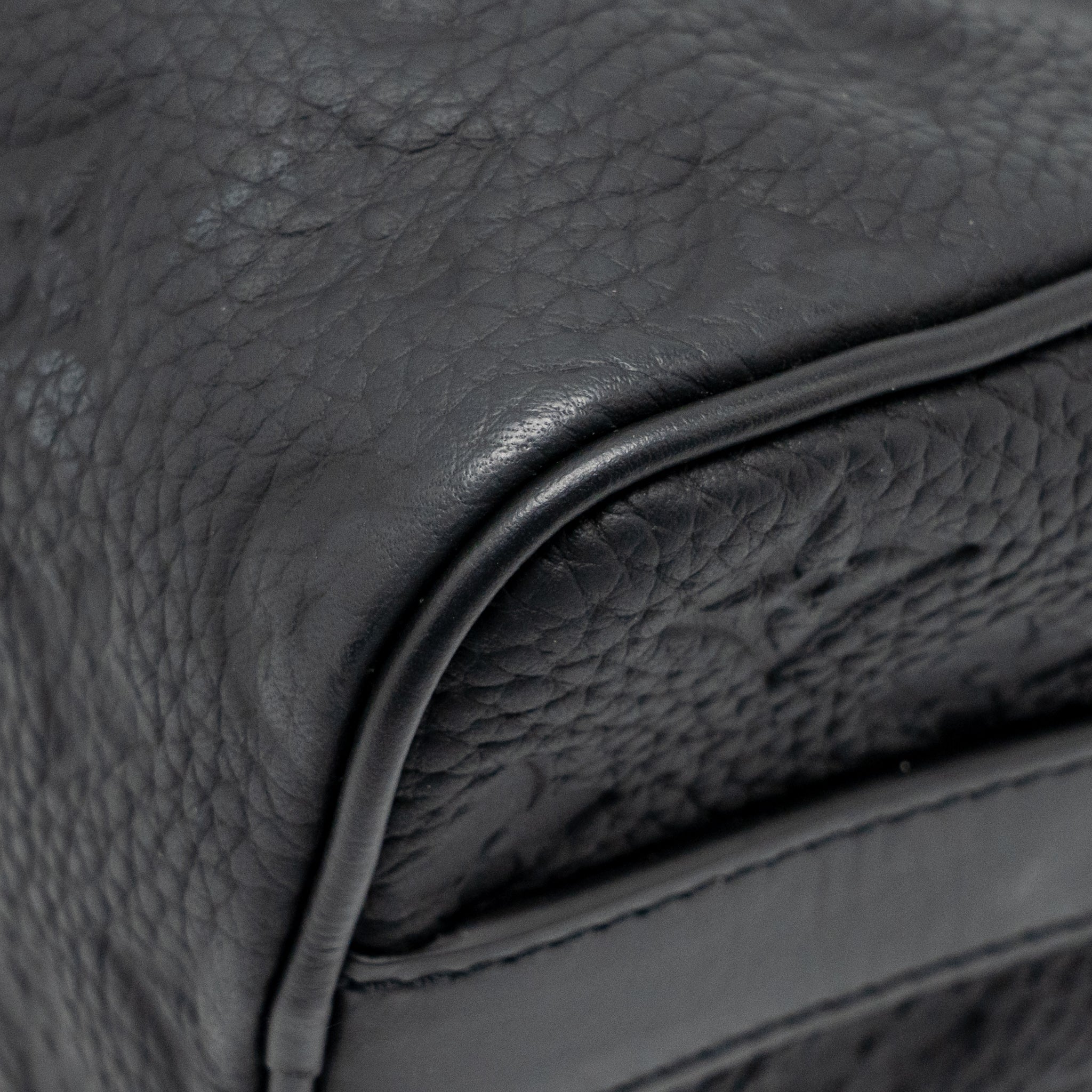 KEEPALL BANDOULIERE 25 MONOGRAM TAURILLON LEATHER BLACK WITH BLACK HARDWARE