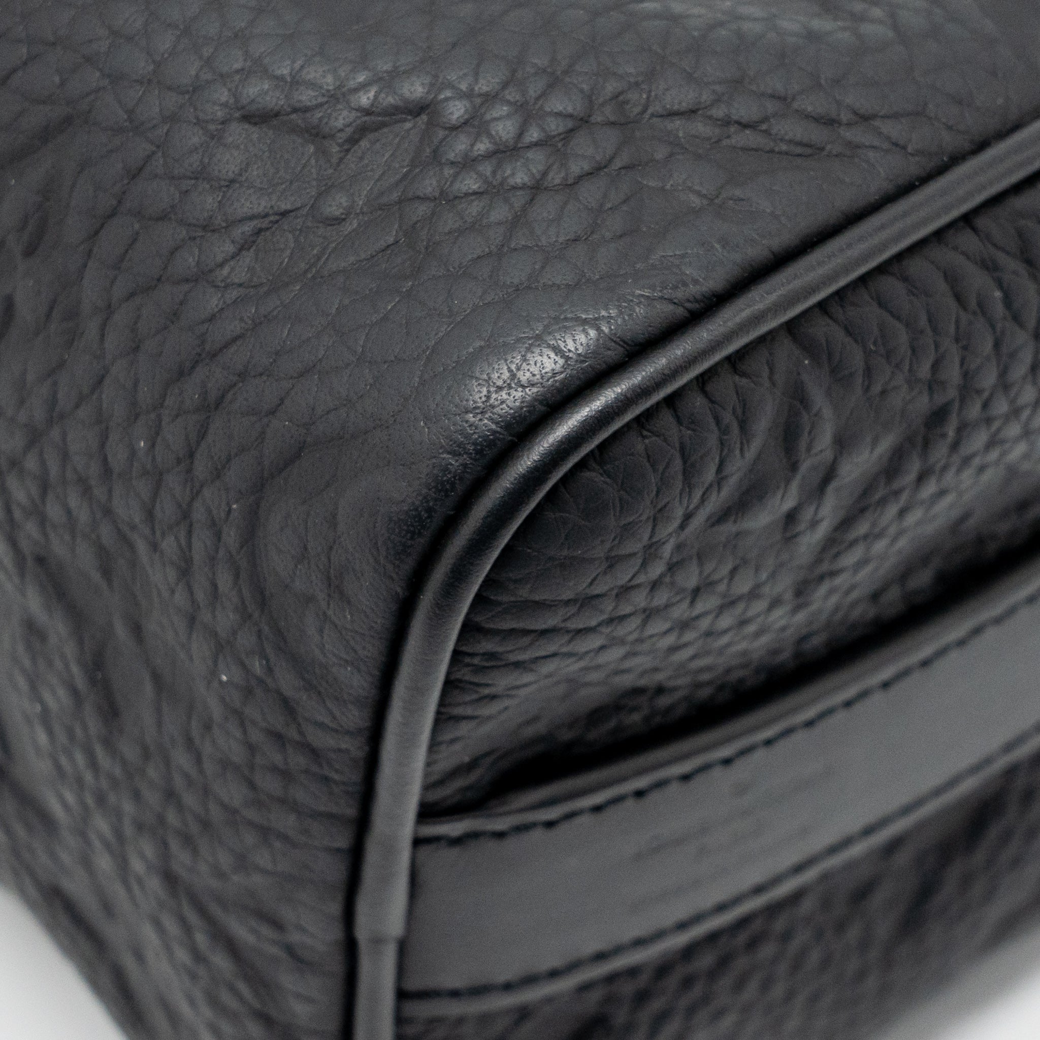 KEEPALL BANDOULIERE 25 MONOGRAM TAURILLON LEATHER BLACK WITH BLACK HARDWARE