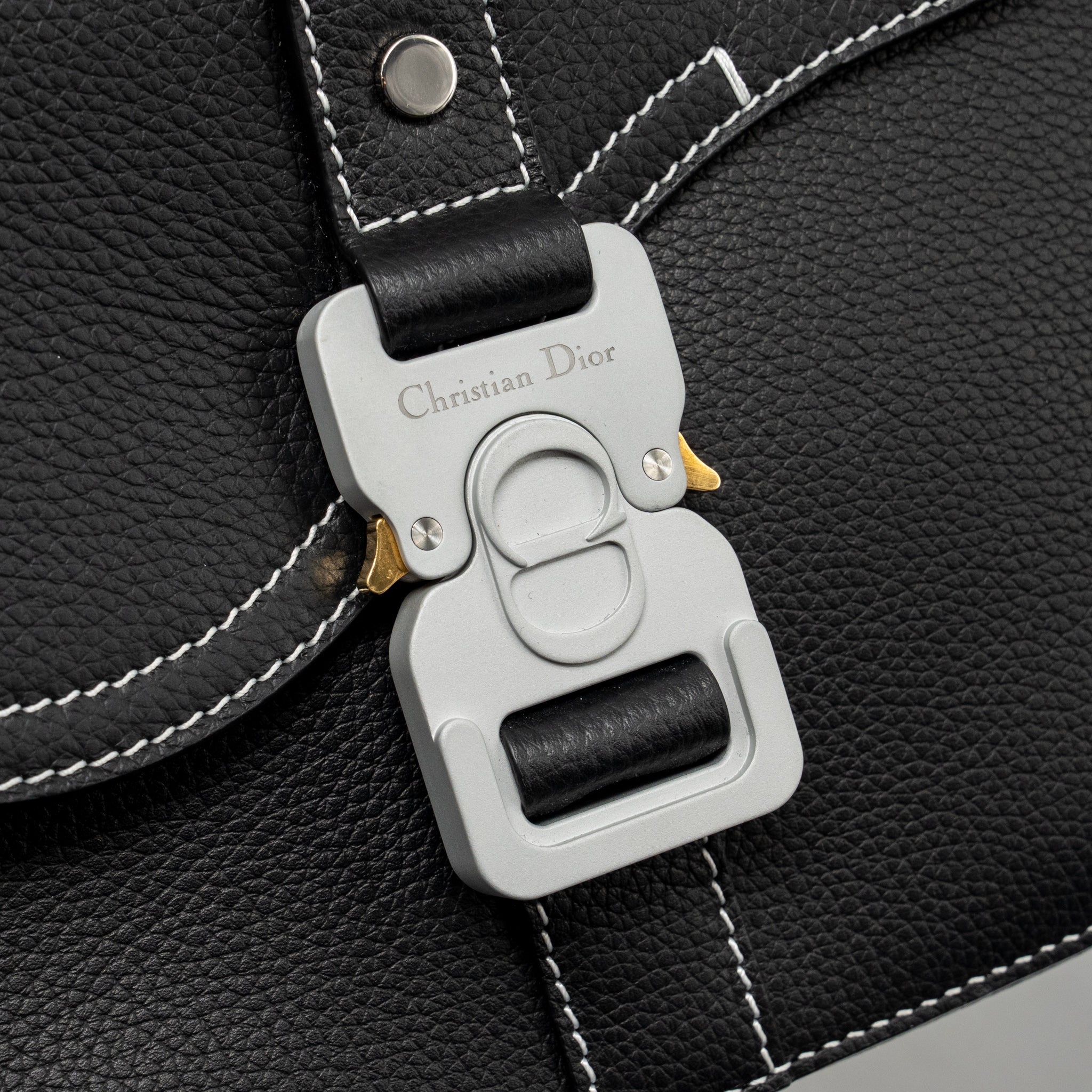 MEDIUM SADDLE FLAP MESSENGER BAG GRAINED CALFSKIN BLACK GHW