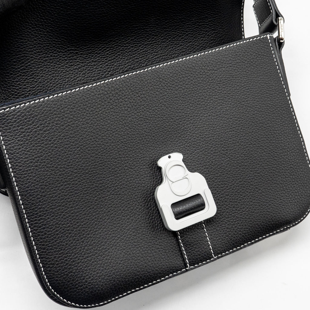 MEDIUM SADDLE FLAP MESSENGER BAG GRAINED CALFSKIN BLACK GHW
