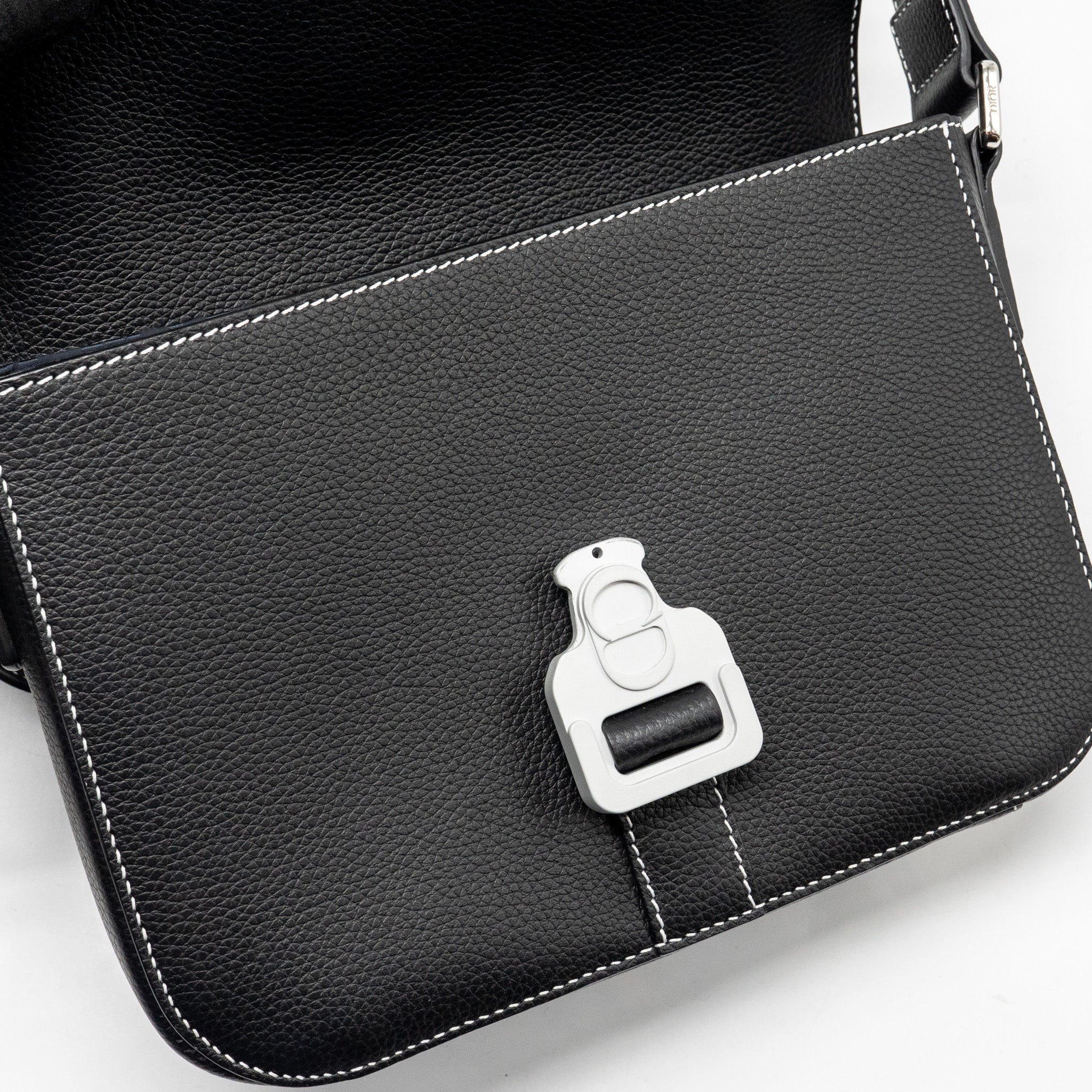 MEDIUM SADDLE FLAP MESSENGER BAG GRAINED CALFSKIN BLACK GHW