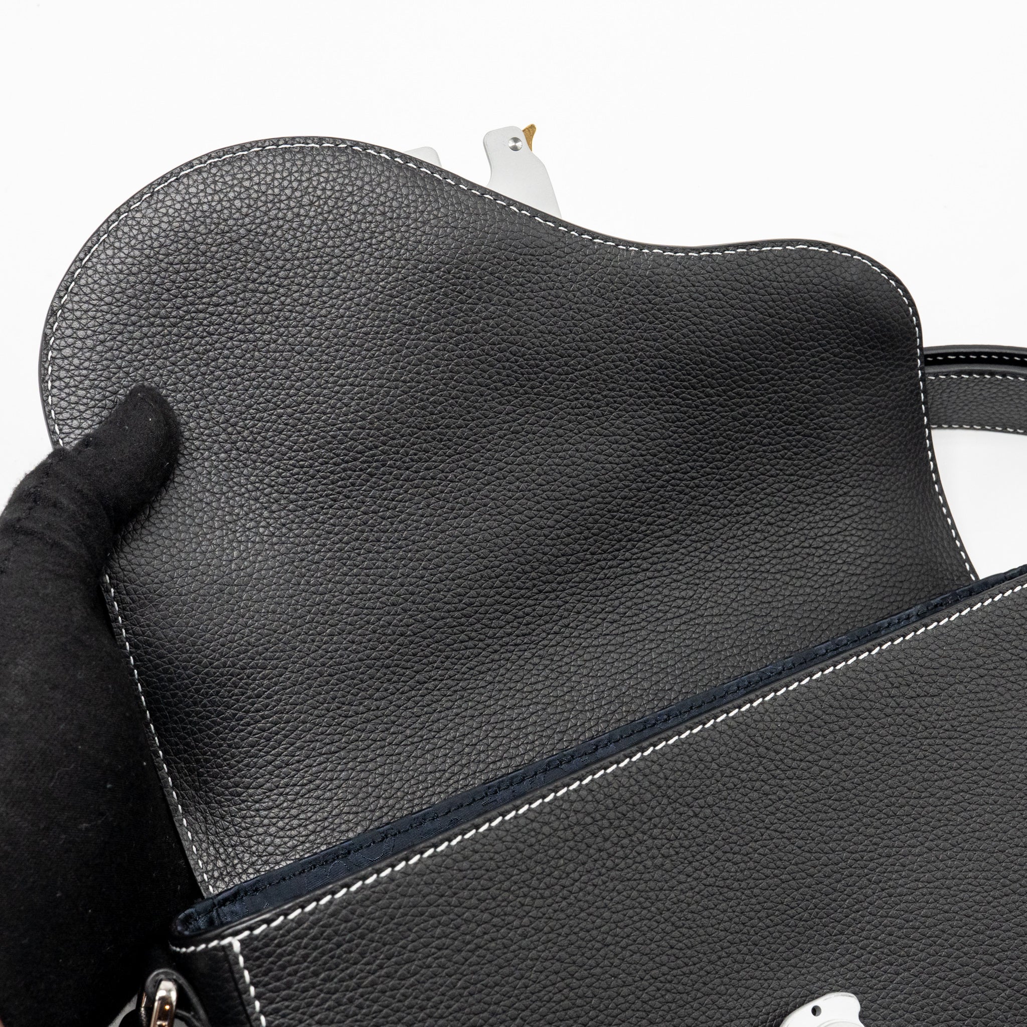 MEDIUM SADDLE FLAP MESSENGER BAG GRAINED CALFSKIN BLACK GHW
