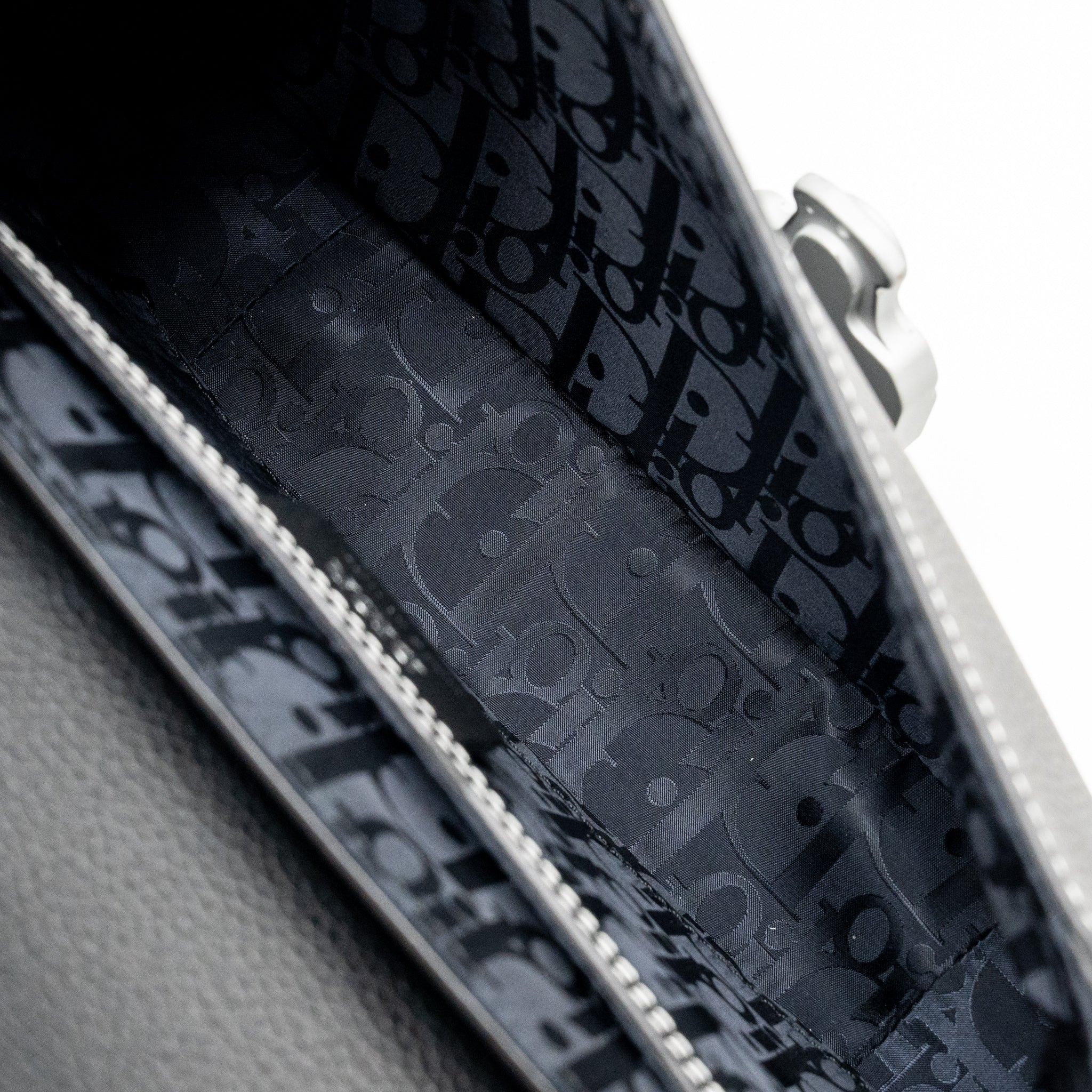 MEDIUM SADDLE FLAP MESSENGER BAG GRAINED CALFSKIN BLACK GHW