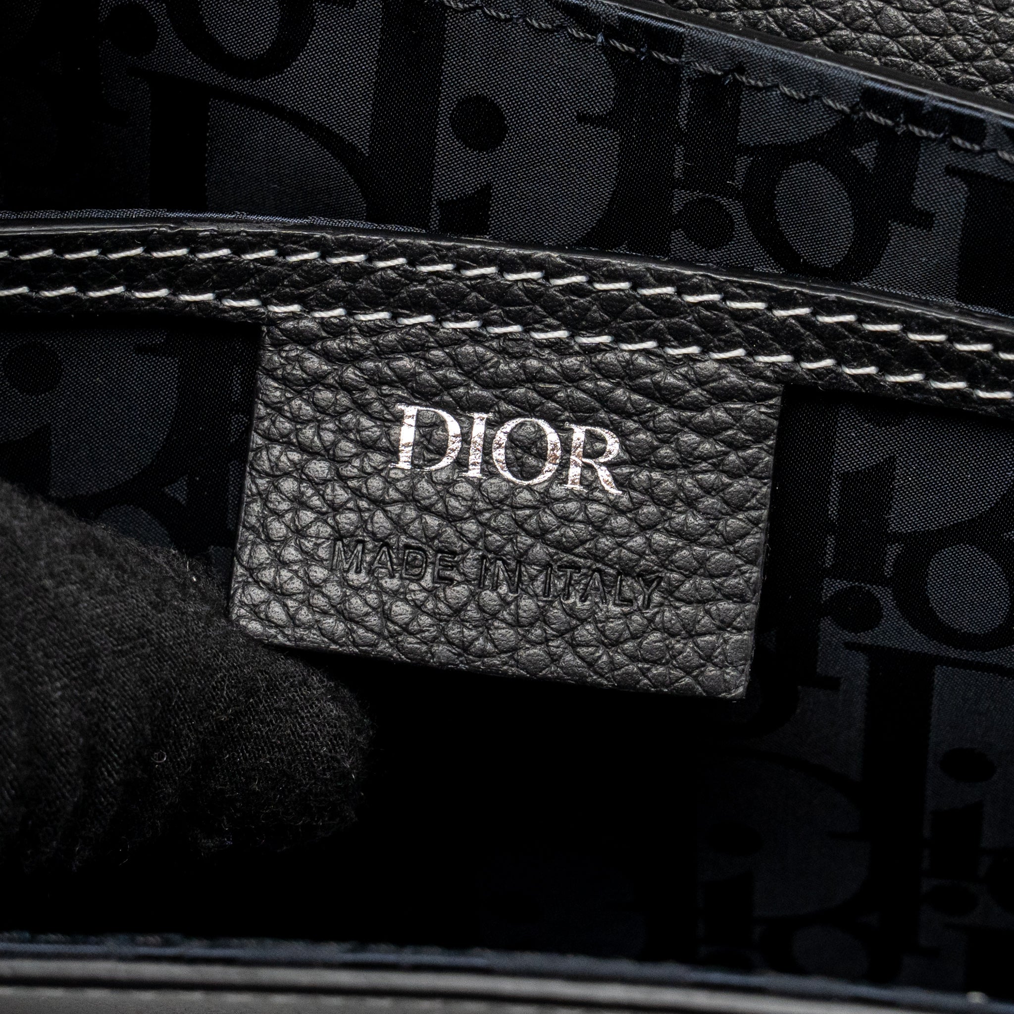MEDIUM SADDLE FLAP MESSENGER BAG GRAINED CALFSKIN BLACK GHW