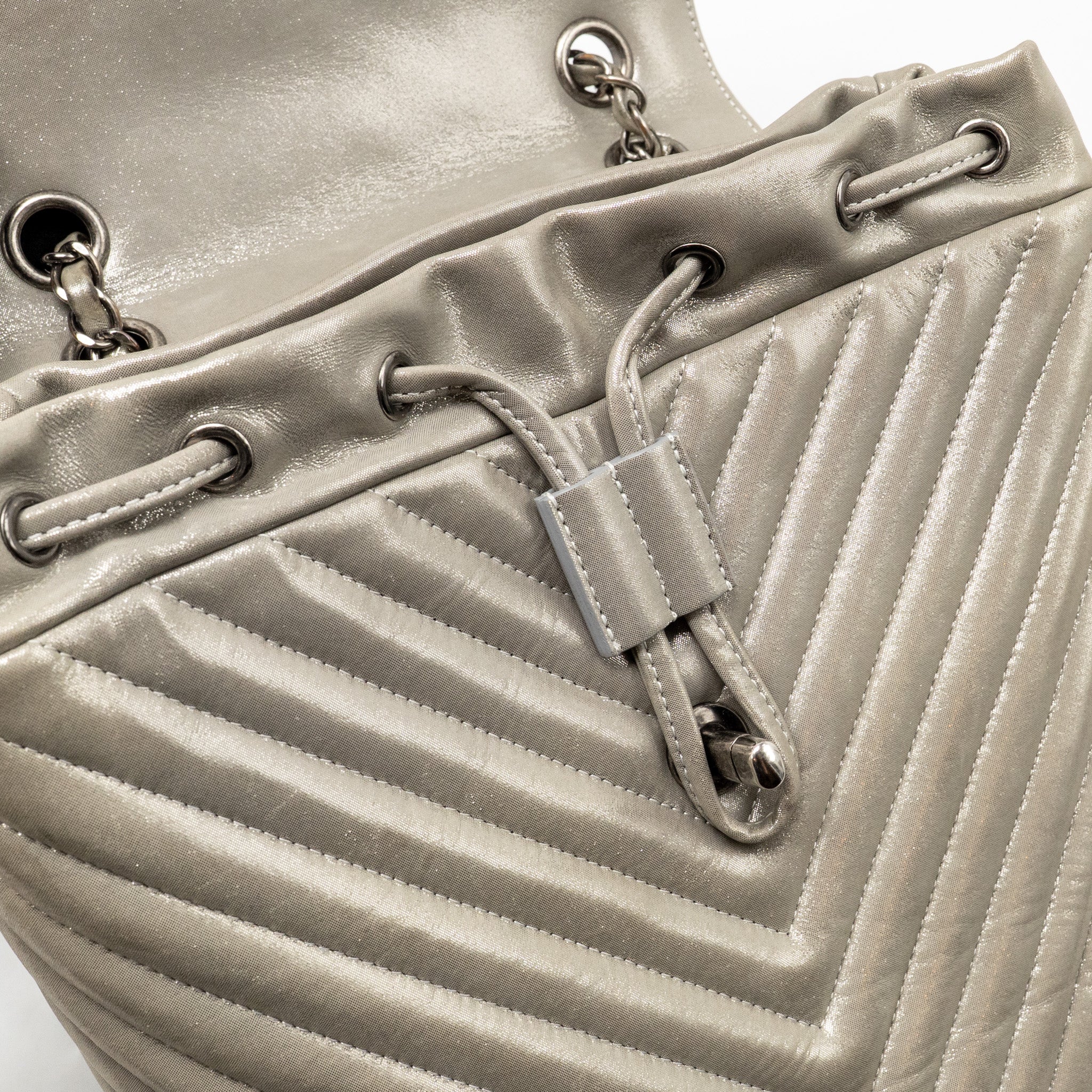 SMALL URBAN SPIRIT BACKPACK CHEVRON CALFSKIN IRIDESCENT LIGHT GREY RUTHENIUM HARDWARE