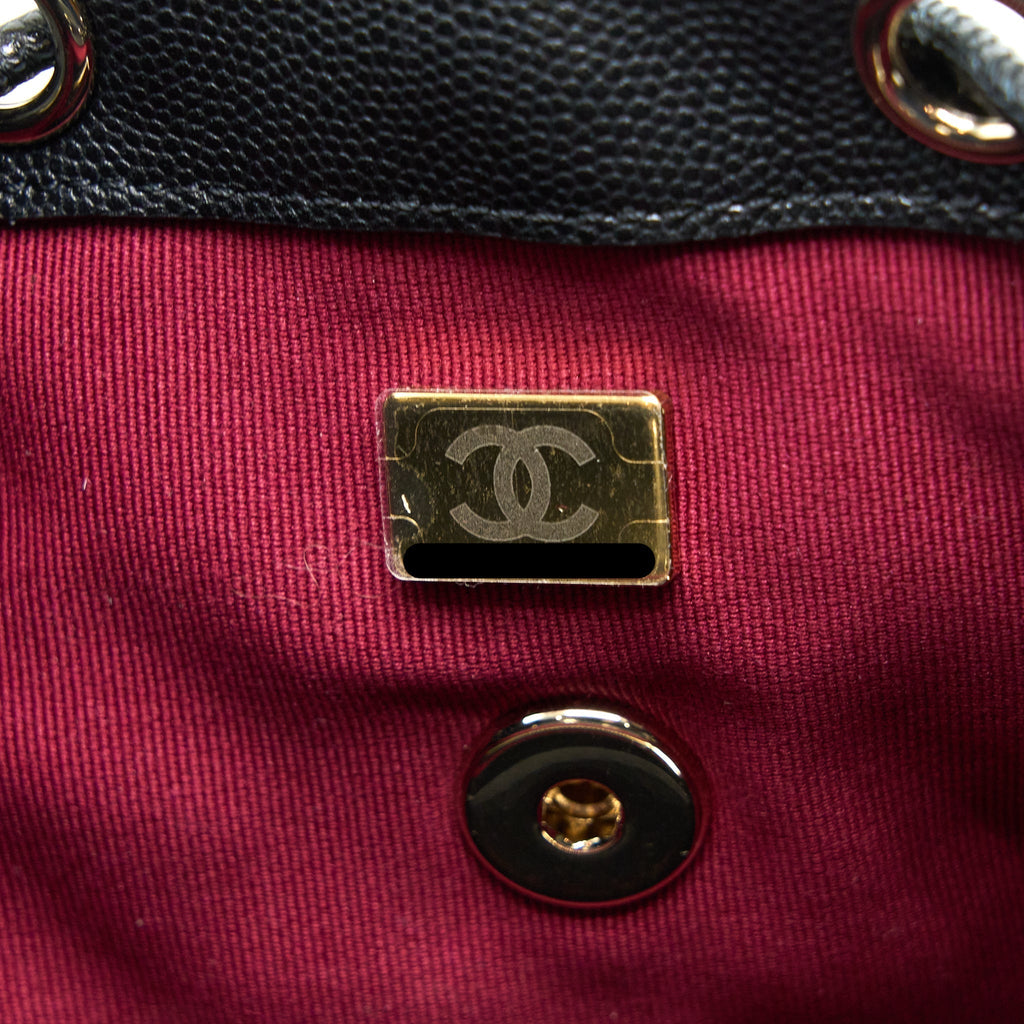 23S MINI FLAP BACKPACK CAVIAR BLACK LGHW (MICROCHIP)