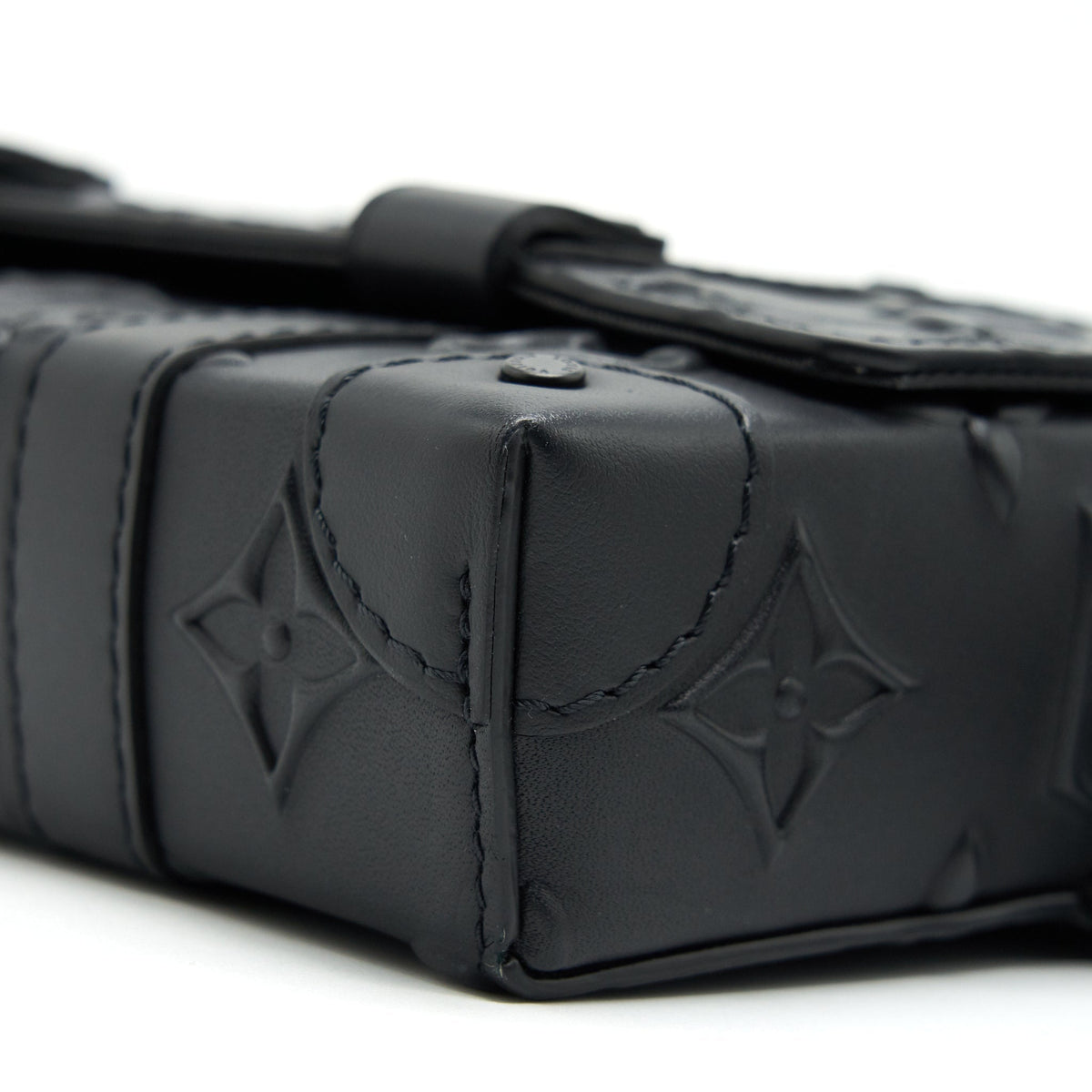 LOUIS VUITTON TRUNK SLINGBAG BLACK